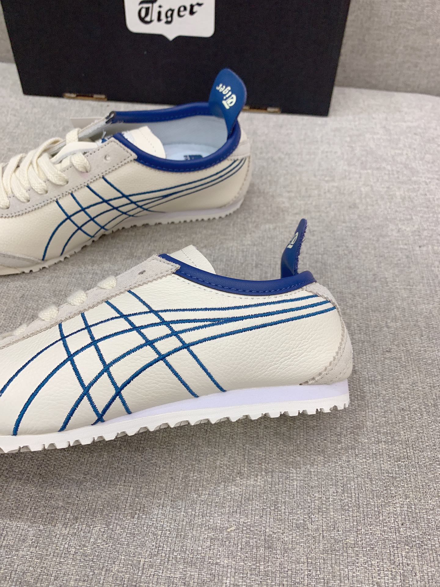 New Onitsuka Tiger Recreational Sneakers for Couples: Impact on Age 36-44 Demographic - 图片 7