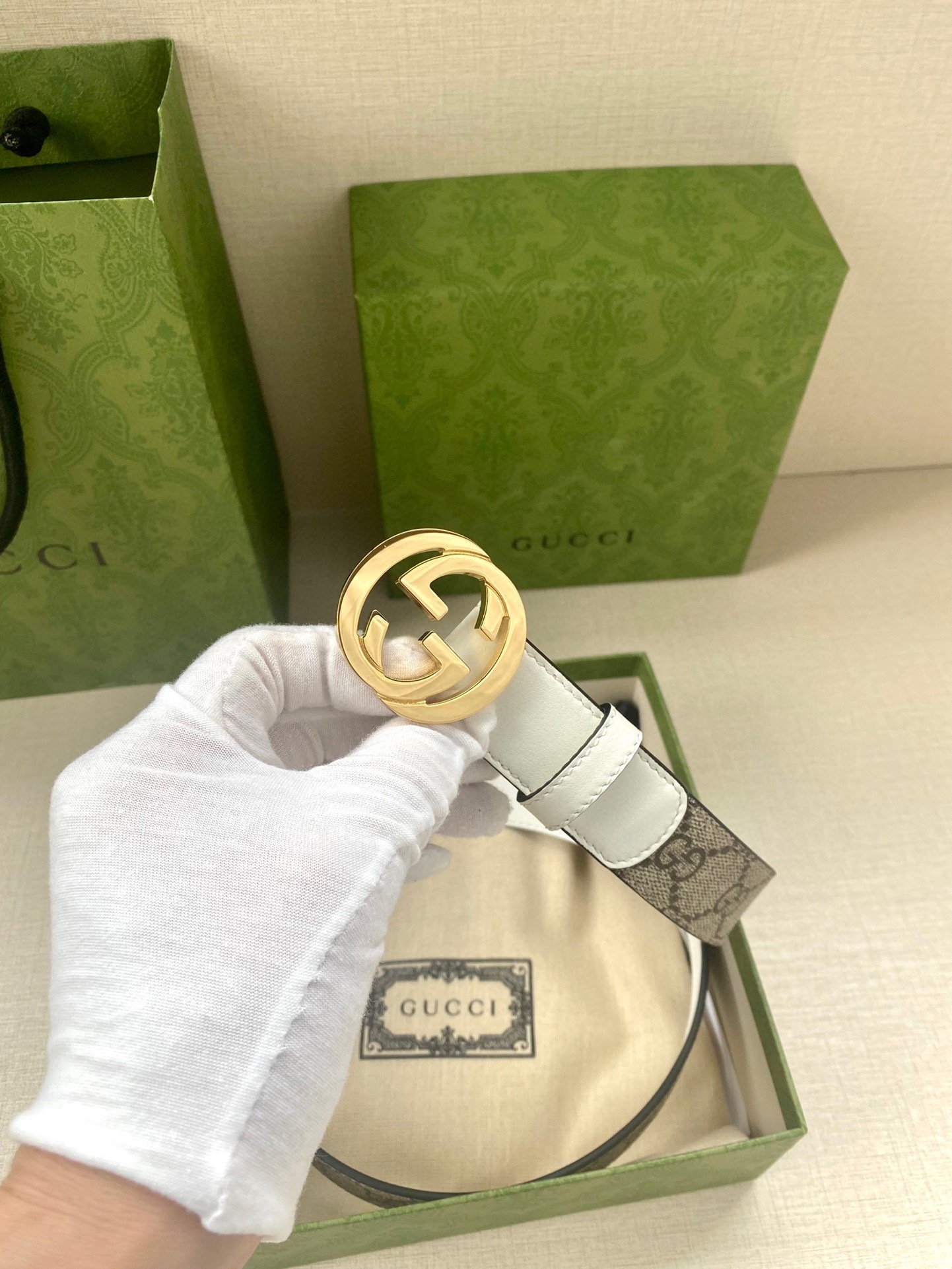 宽度3.0cmGUCCI双G字母交织图案配件作为品牌经典元素表达了对品牌创始人GuccioGucci先生