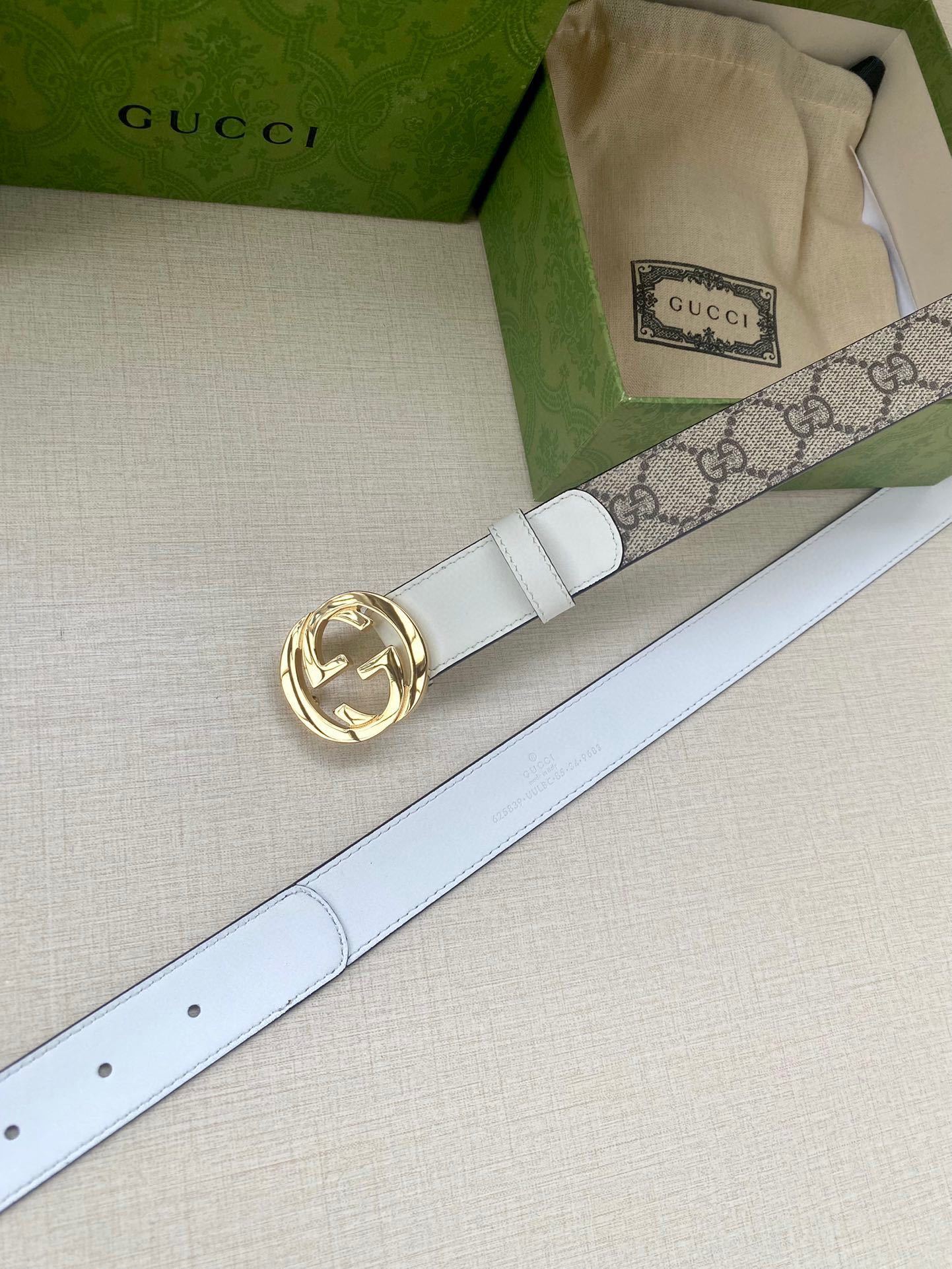 宽度3.0cmGUCCI双G字母交织图案配件作为品牌经典元素表达了对品牌创始人GuccioGucci先生