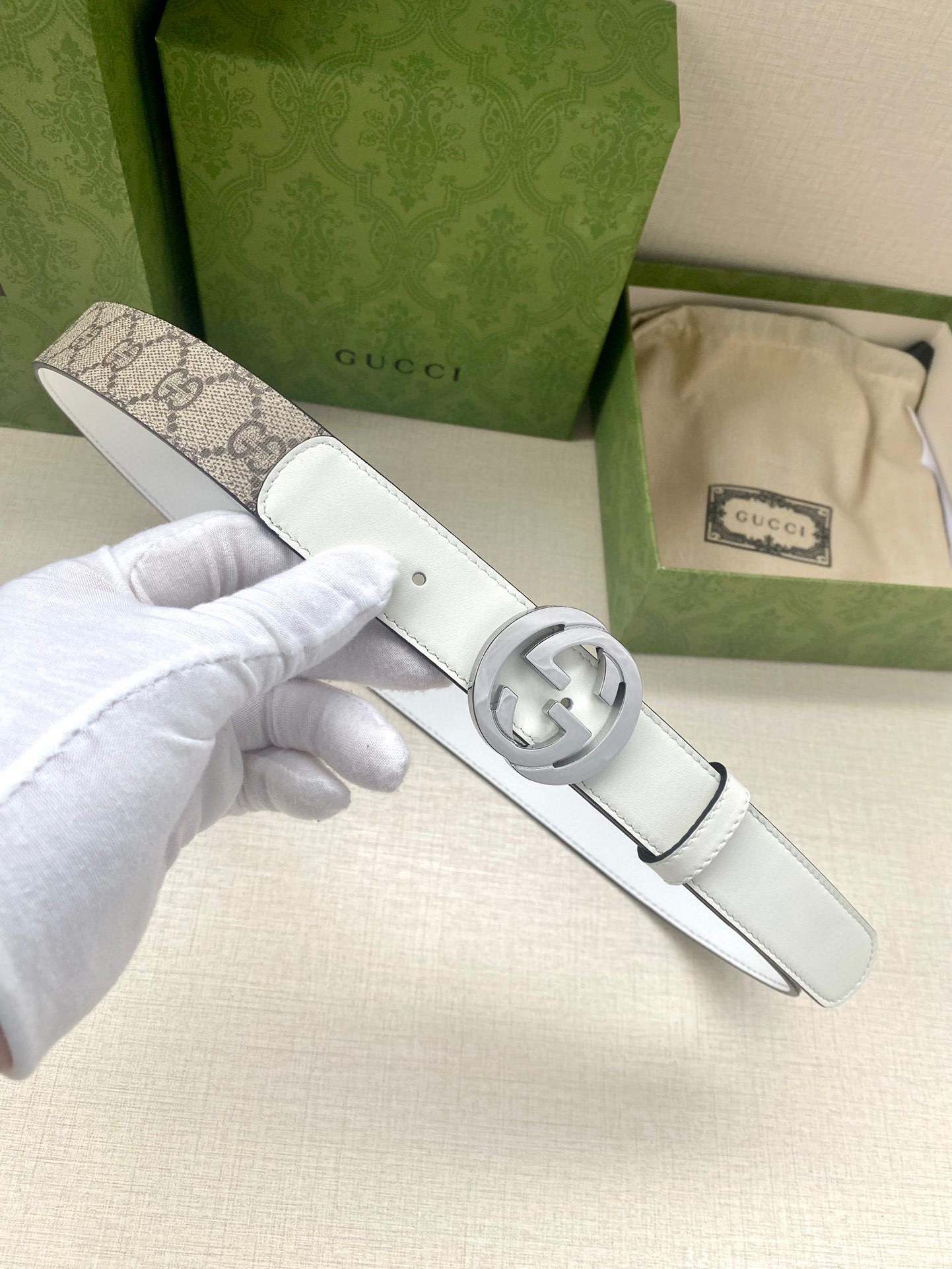 宽度3.0cmGUCCI双G字母交织图案配件作为品牌经典元素表达了对品牌创始人GuccioGucci先生