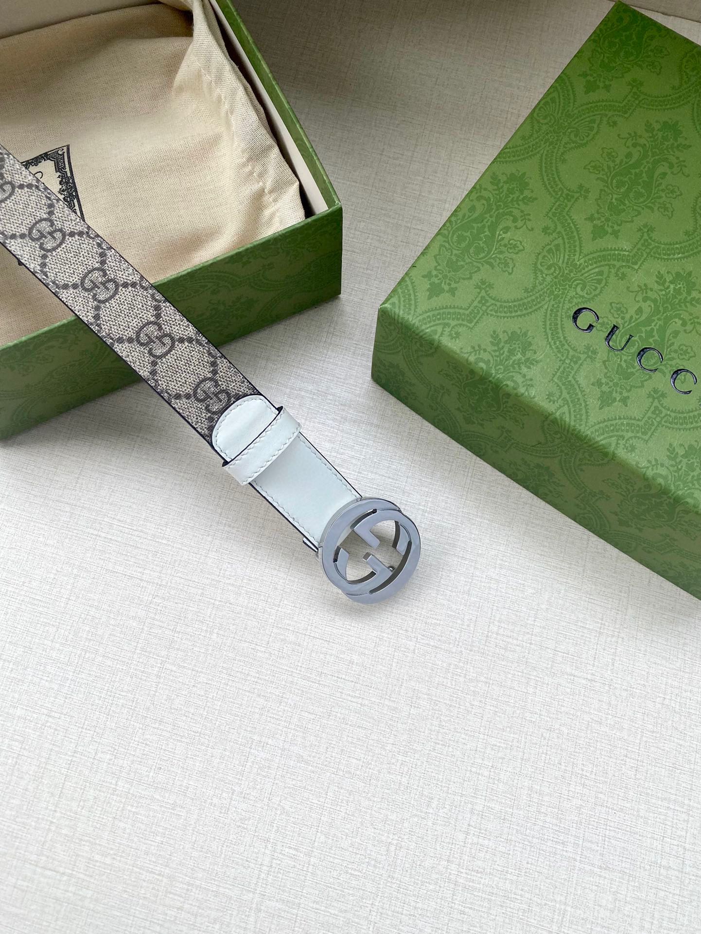 宽度3.0cmGUCCI双G字母交织图案配件作为品牌经典元素表达了对品牌创始人GuccioGucci先生