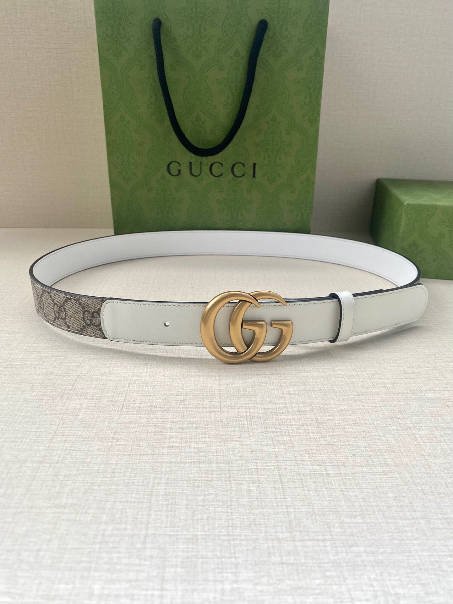 宽度3.0cmGUCCI双G字母交织图案配件作为品牌经典元素表达了对品牌创始人GuccioGucci先生