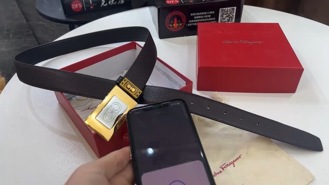 Ferragamo 菲拉格慕 皮带。可以裁剪 ，新款简色精钢五金 ，双面头层牛皮 两用