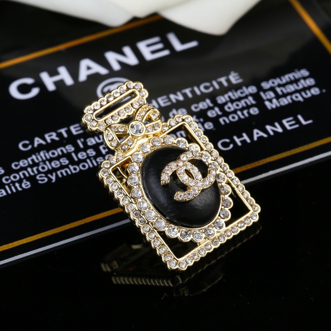 小香 Chanel 秋冬 系列 香水瓶 小羊皮 钻石   胸针  别有心机设计的一款 超级完美 时髦元素