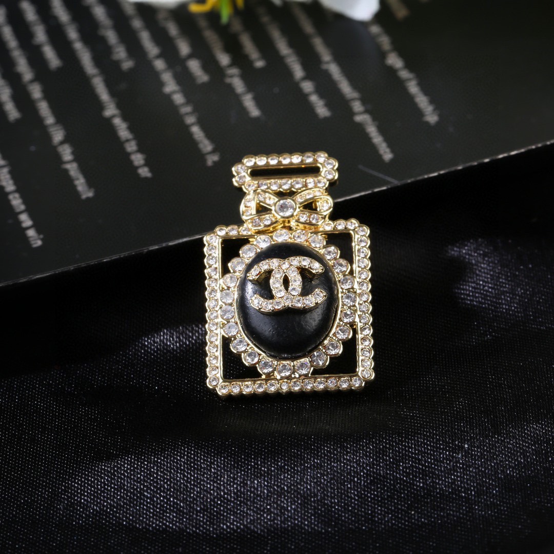 小香 Chanel 秋冬 系列 香水瓶 小羊皮 钻石   胸针  别有心机设计的一款 超级完美 时髦元素