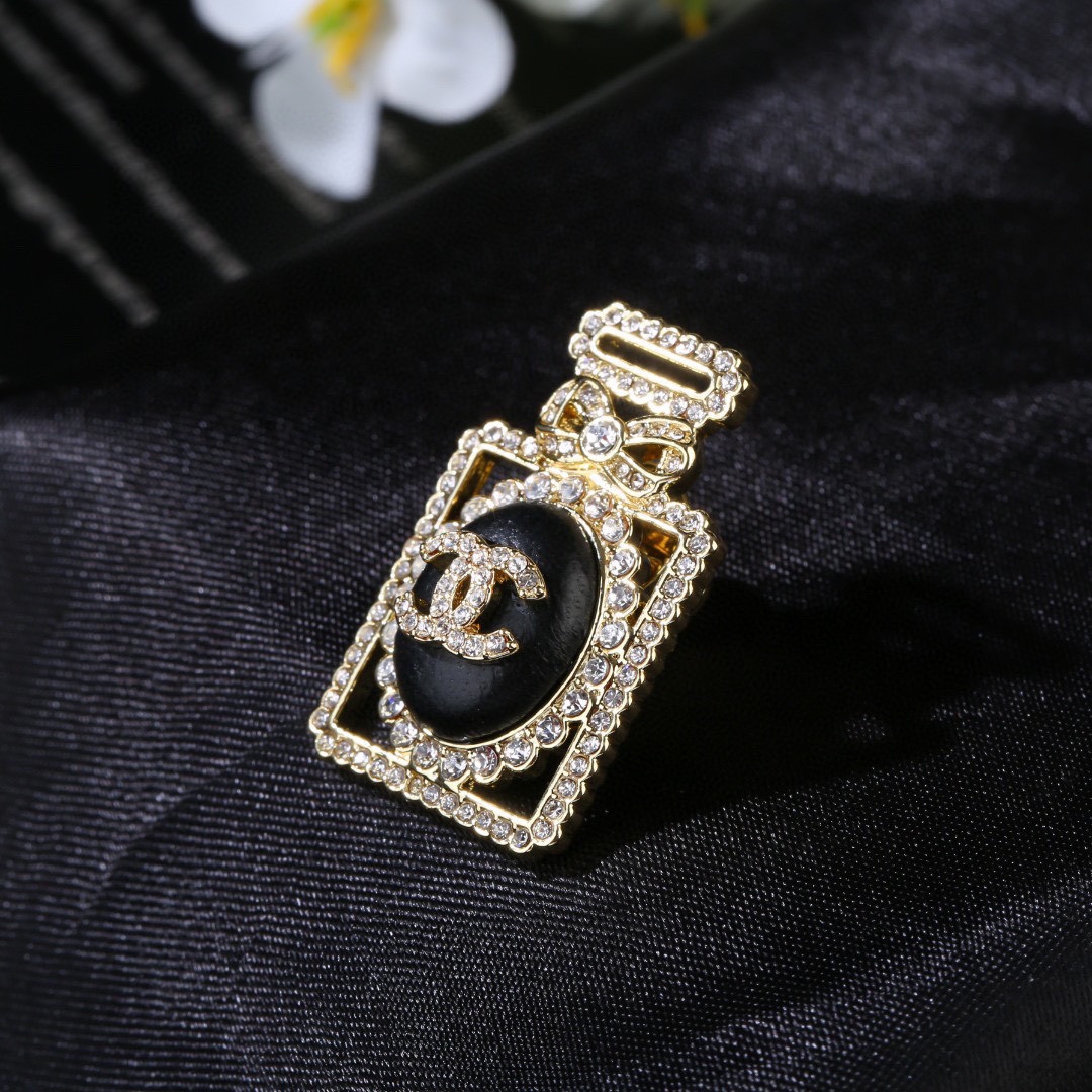 小香 Chanel 秋冬 系列 香水瓶 小羊皮 钻石   胸针  别有心机设计的一款 超级完美 时髦元素