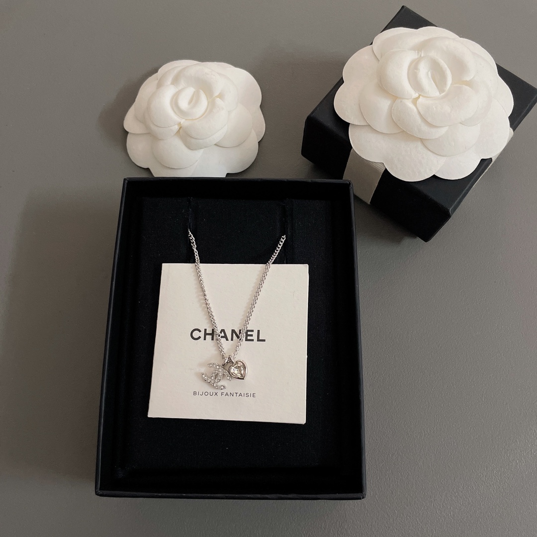 NO:632173,88160 [Fragrant Small C Heart Diamond Necklace] A rare classic model, a classic small double C logo necklace. It is very rare to encounter such a simple necklace. It is definitely a century-old classic and a must-have. The size ratio is very moderate. It is evergreen all year round. The small fragrance powder is a must-have. The superimposed matching effect is also very powerful. It is a must-have item. Don’t miss it!  ,,necklace,Cardia high-end jewelry1986090988160【香小c心钻项链】 难得的经典款,经典小双C logo项链,非常难得遇见这样一款简洁的项链,绝对百年经典必入款,尺寸比例非常适中,一年四季常青款,小香粉必入无疑,叠加搭配效果也很强大,千言万语,必入单品,千万别错过！,,necklace,卡迪亚高端饰品,Jewelry