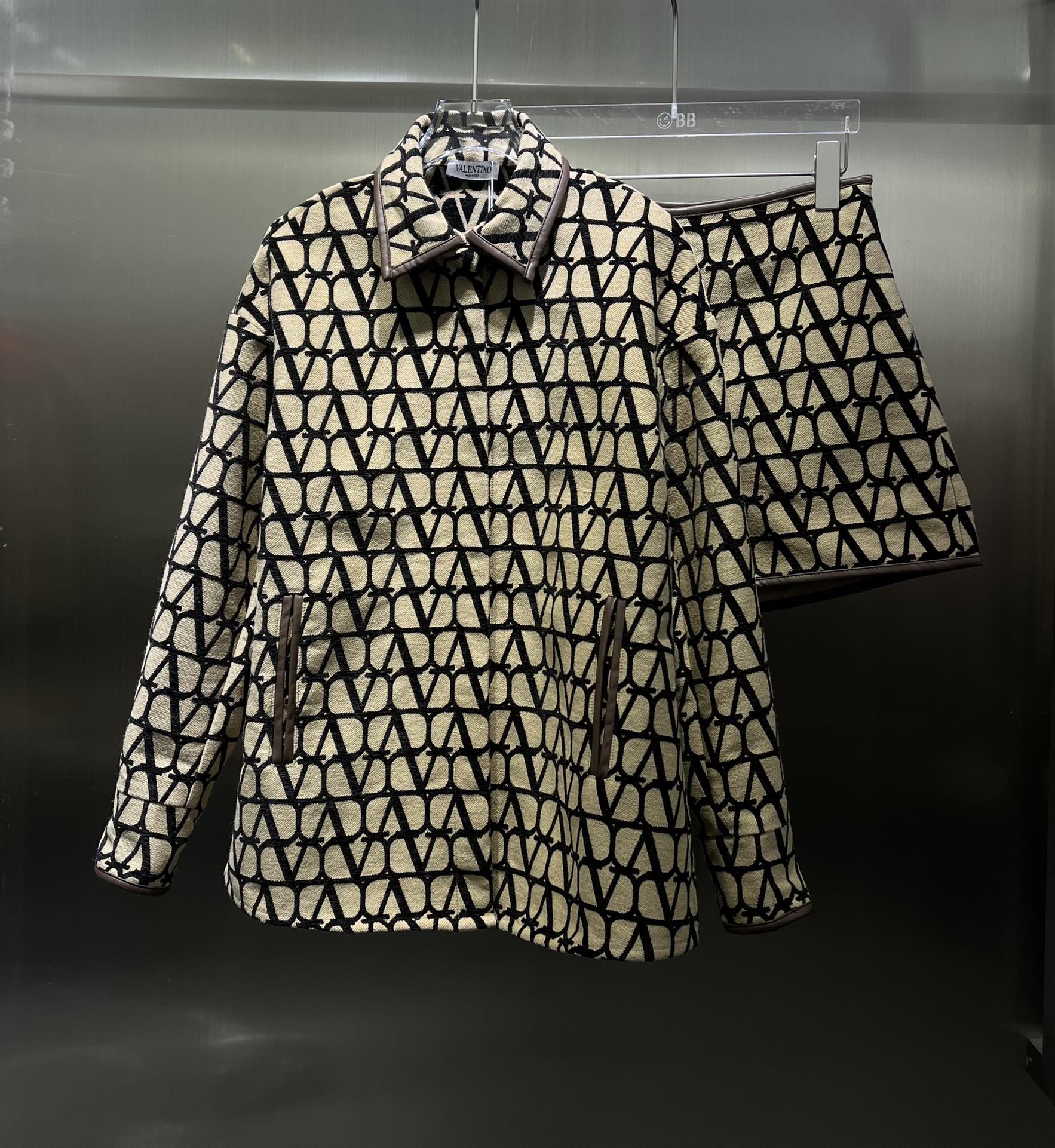 NO:696889,Valentino Early Spring Jacquard Letter Suit A bright rebirth in the logo series. The jacket has just the right silhouette to be sweet and rustic. The full logo jacquard is extremely recognizable. Customized jacquard fabric. Crisp and stylish. Classic and versatile. Simple, elegant and high-end temperament. The contrasting color leather trim collar and cuffs echo the texture. The shorts are high-waisted and wide-legged. The shorts are high-waisted and wide-legged. The waistband and trouser legs are decorated with leather binding.  The details are very exquisite and the style of the shorts is a perfect leg-beautiful tool. The high-waisted A-line cut makes the whole version very slim. The waist is visually slimmer and the crotch is narrower. Close your eyes and enter. Two colors and three sizes SML, valentino, shorts, jackets & coats,19860909华伦天奴 早春 提花字母套装 标志系列中璀璨重生 外套恰到好处的廓形剪裁 可甜可飒 全logo提花辨认度极致提升 订制提花面料 挺括有型 经典又百搭 简约大气高级感气质 撞色拼皮镶边领口和袖口相呼应 质感挺括有型 短裤高腰阔腿版型 搭配起来很显大长腿 腰头裤脚拼皮包边装饰 细节很精致格调感短裤 妥妥的美腿神器 高腰A字剪裁 整个版型很显瘦 视觉上显腰细 胯部更窄 闭眼入 两色三码SML,,valentino,shorts,jackets & coats,,Women's clothing