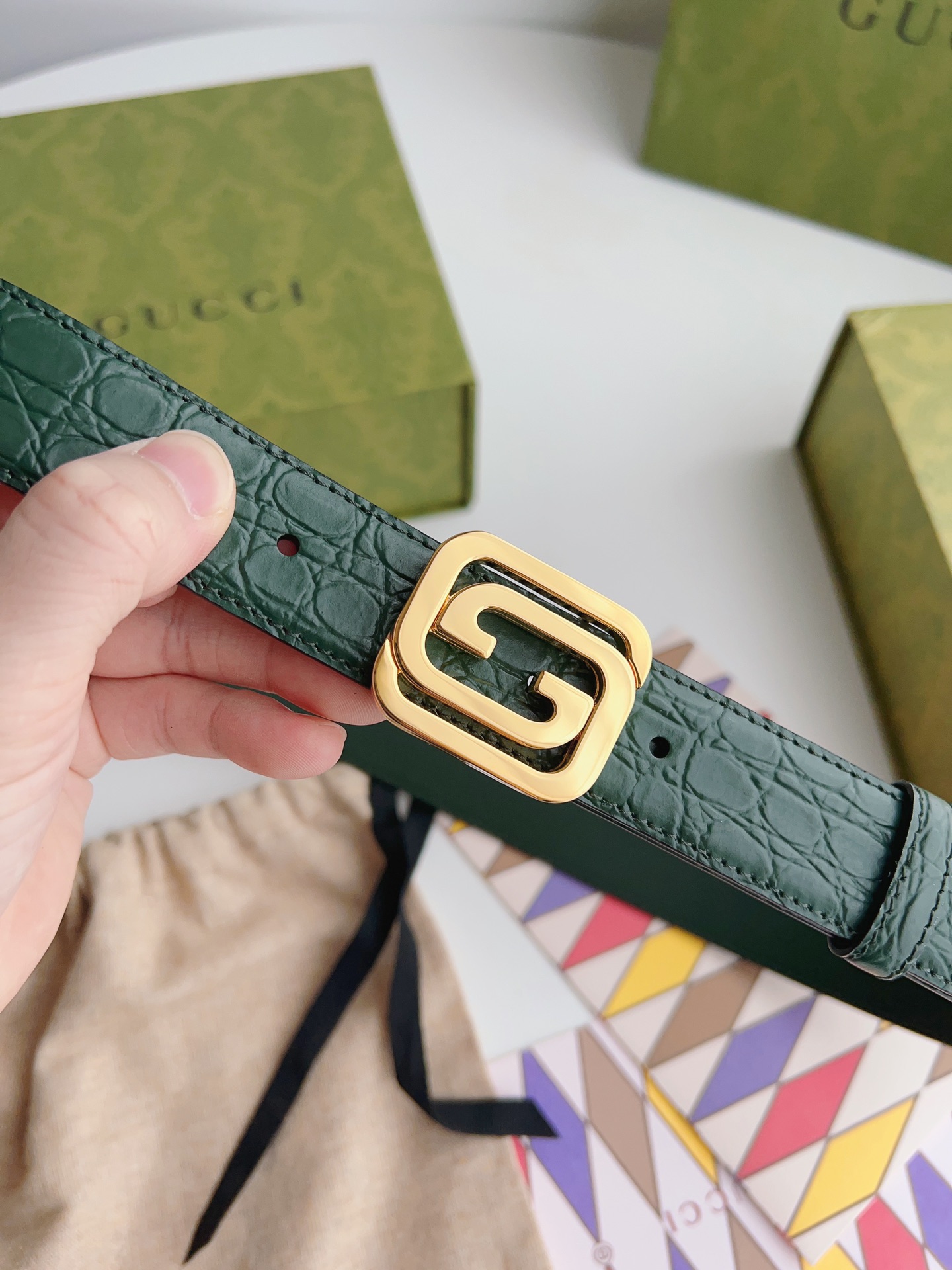 Gucci 新款Gucci腰带 丰富最新的集合与独特的设计元素 深绿色皮带是由正方形定义的互锁G扣