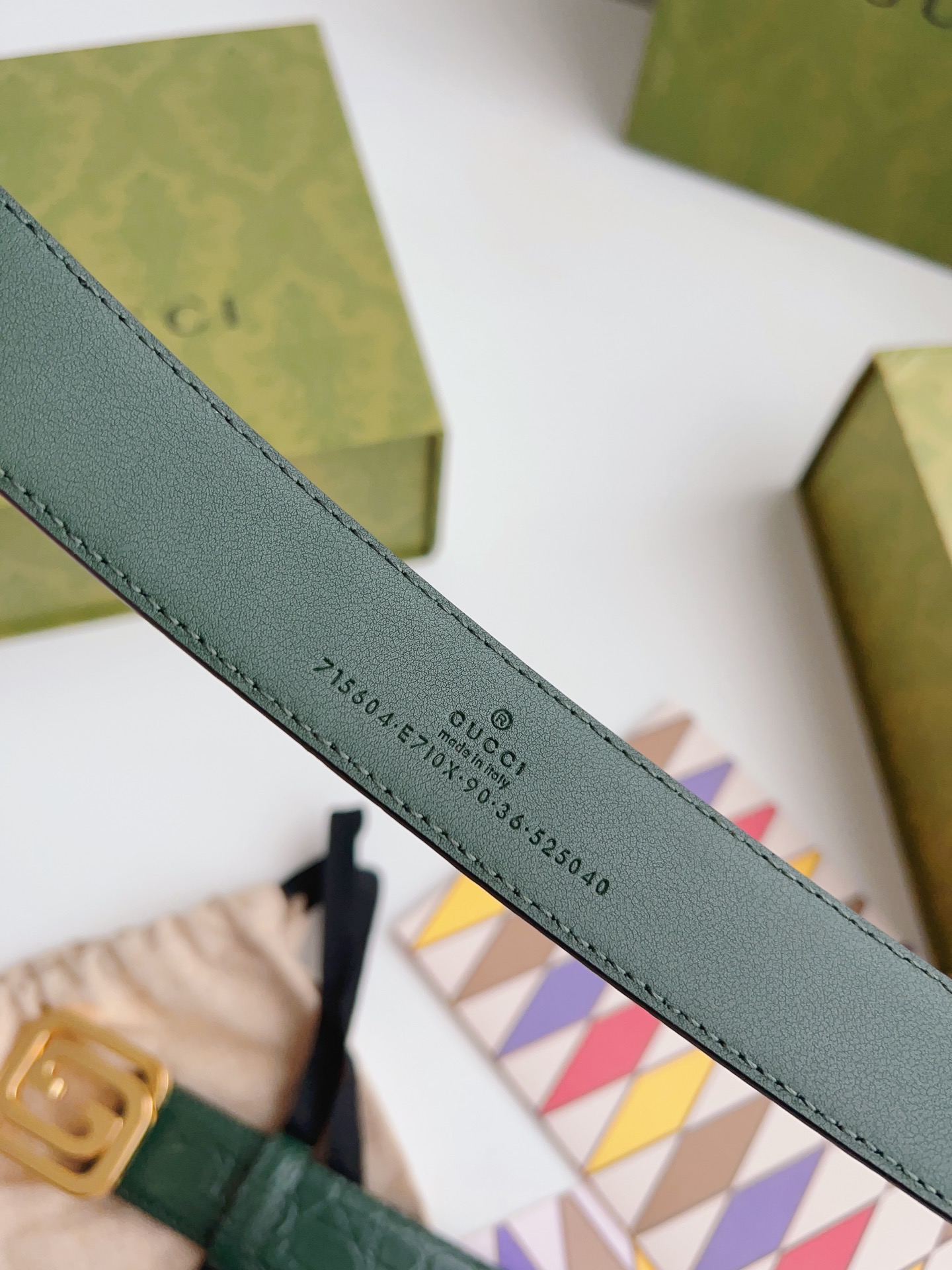 Gucci 新款Gucci腰带 丰富最新的集合与独特的设计元素 深绿色皮带是由正方形定义的互锁G扣