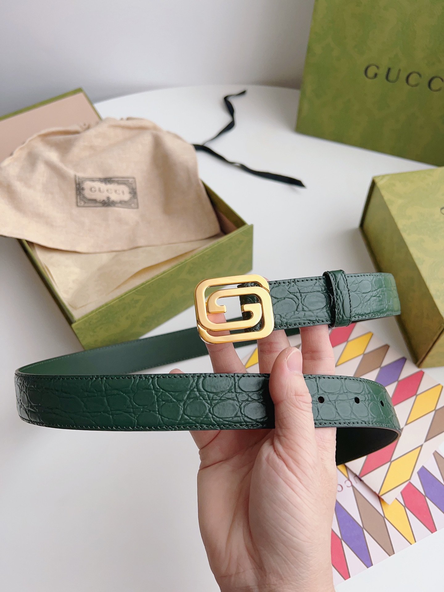 Gucci 新款Gucci腰带 丰富最新的集合与独特的设计元素 深绿色皮带是由正方形定义的互锁G扣