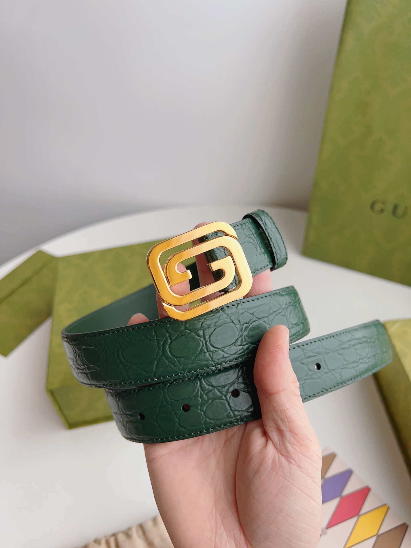 Gucci 新款Gucci腰带 丰富最新的集合与独特的设计元素 深绿色皮带是由正方形定义的互锁G扣