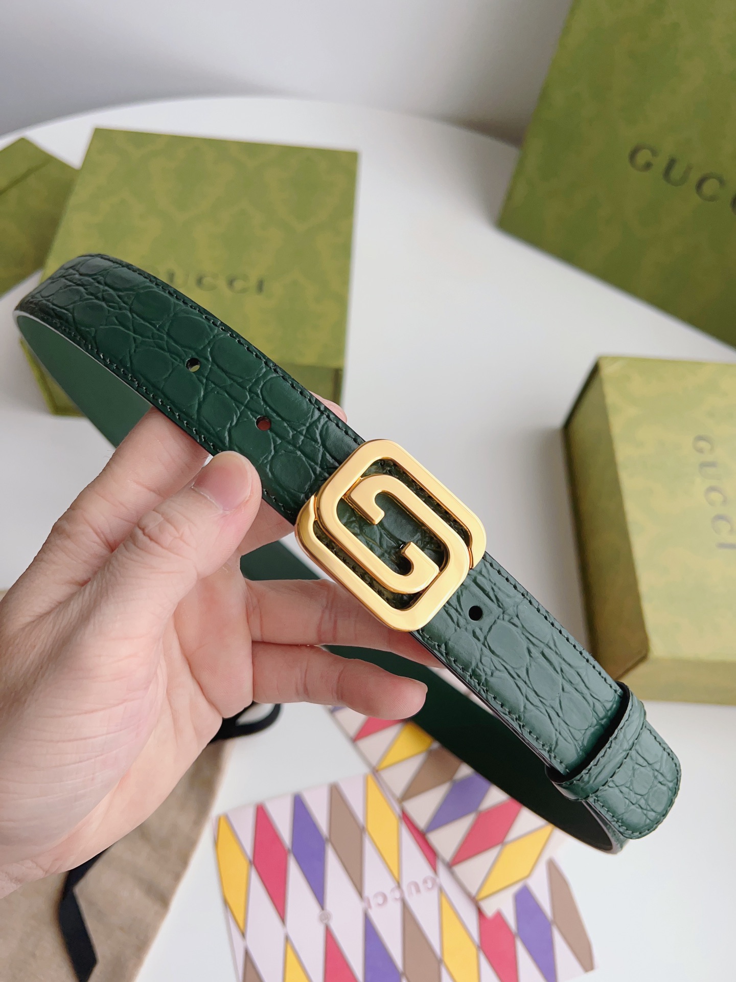 Gucci 新款Gucci腰带 丰富最新的集合与独特的设计元素 深绿色皮带是由正方形定义的互锁G扣