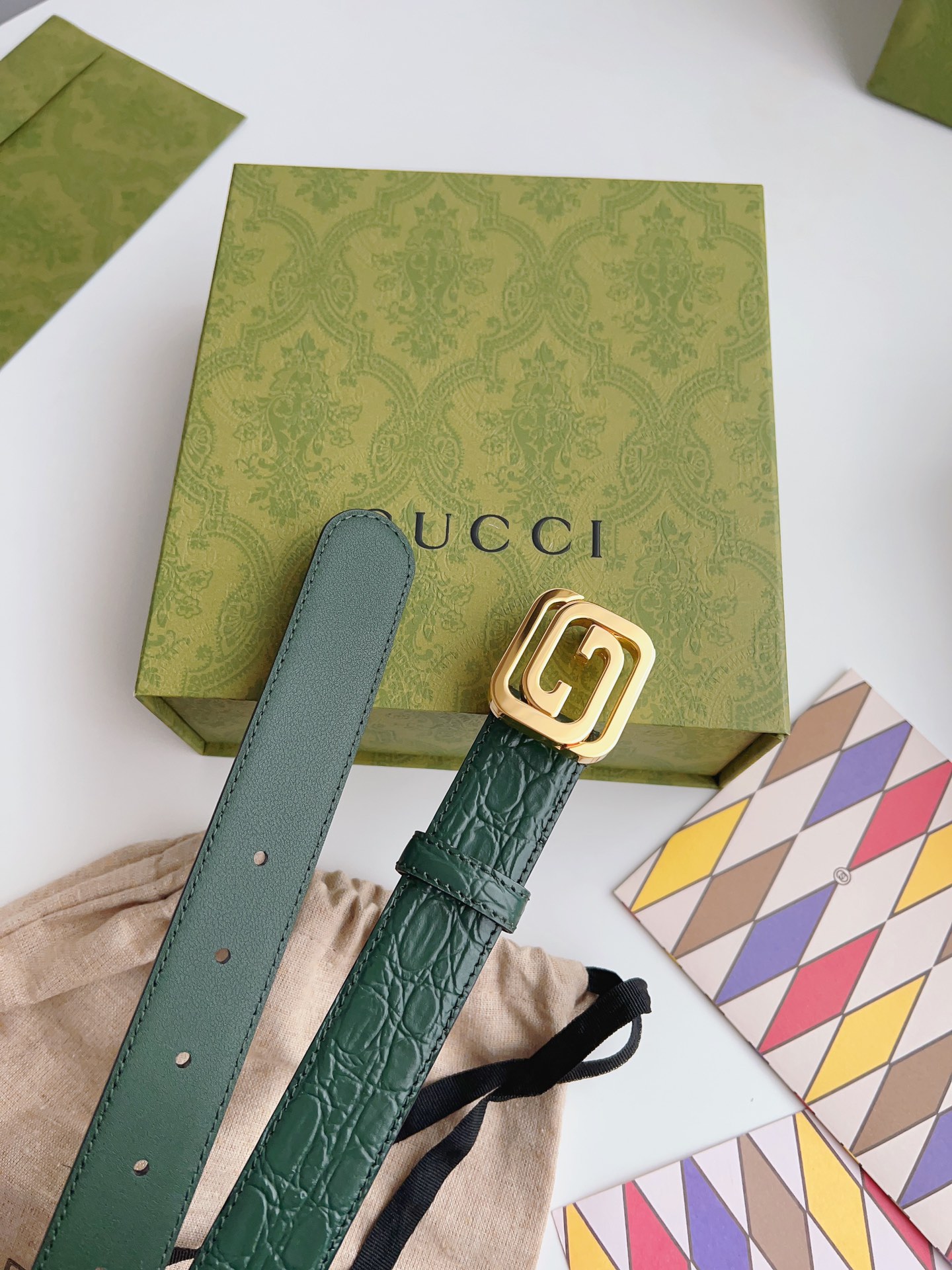 Gucci 新款Gucci腰带 丰富最新的集合与独特的设计元素 深绿色皮带是由正方形定义的互锁G扣