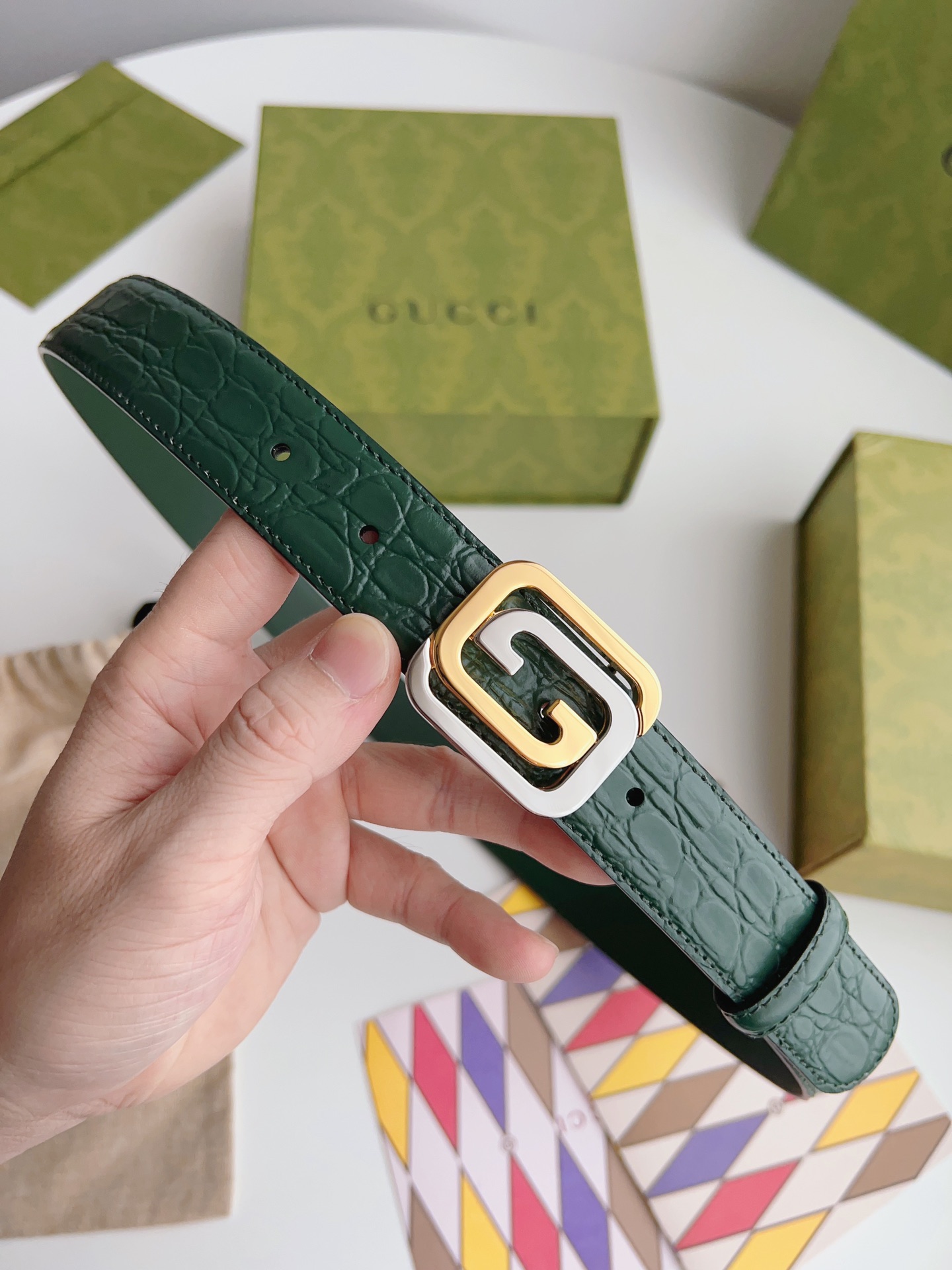 Gucci 新款Gucci腰带 丰富最新的集合与独特的设计元素 深绿色皮带是由正方形定义的互锁G扣