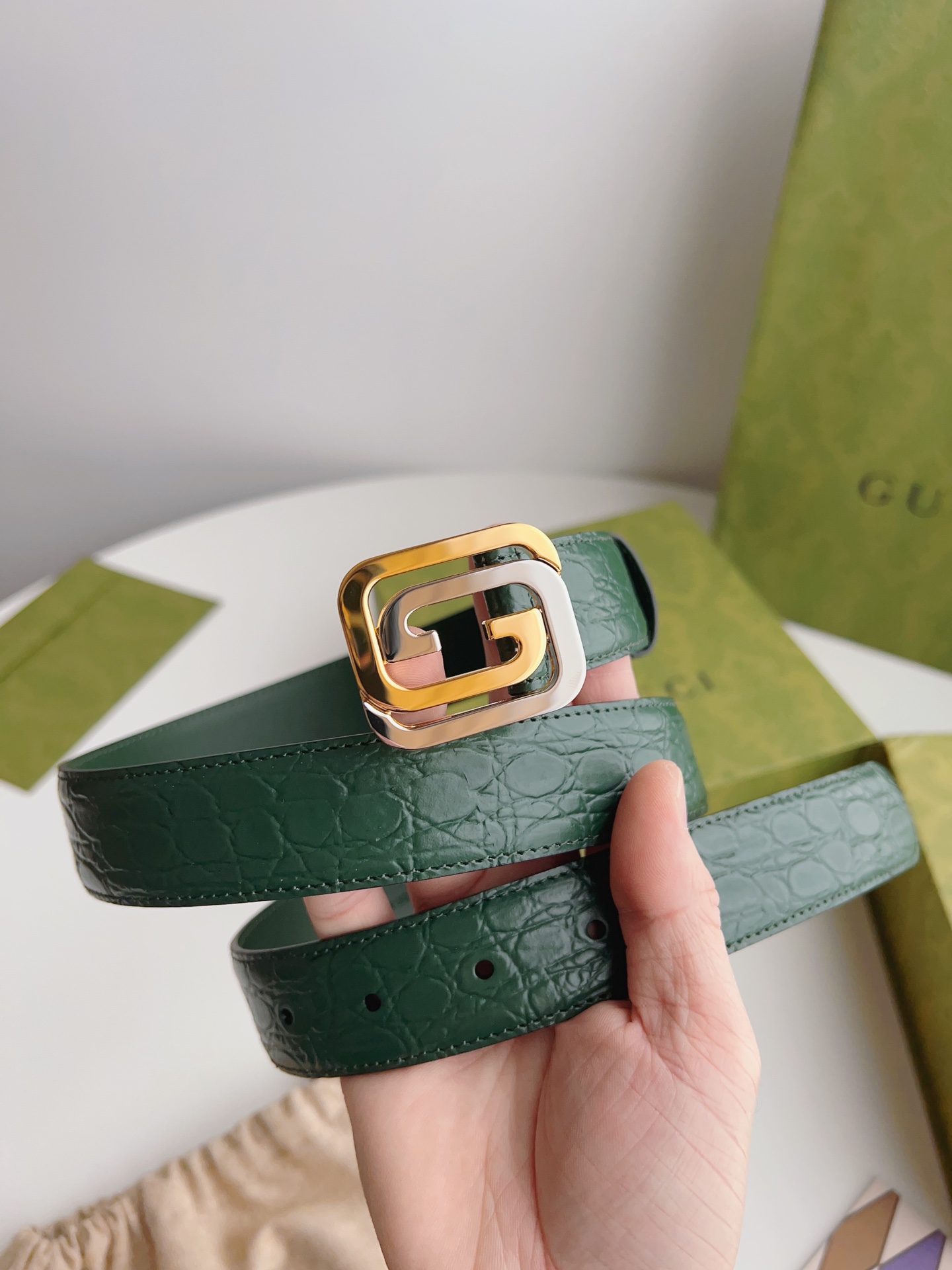 Gucci 新款Gucci腰带 丰富最新的集合与独特的设计元素 深绿色皮带是由正方形定义的互锁G扣