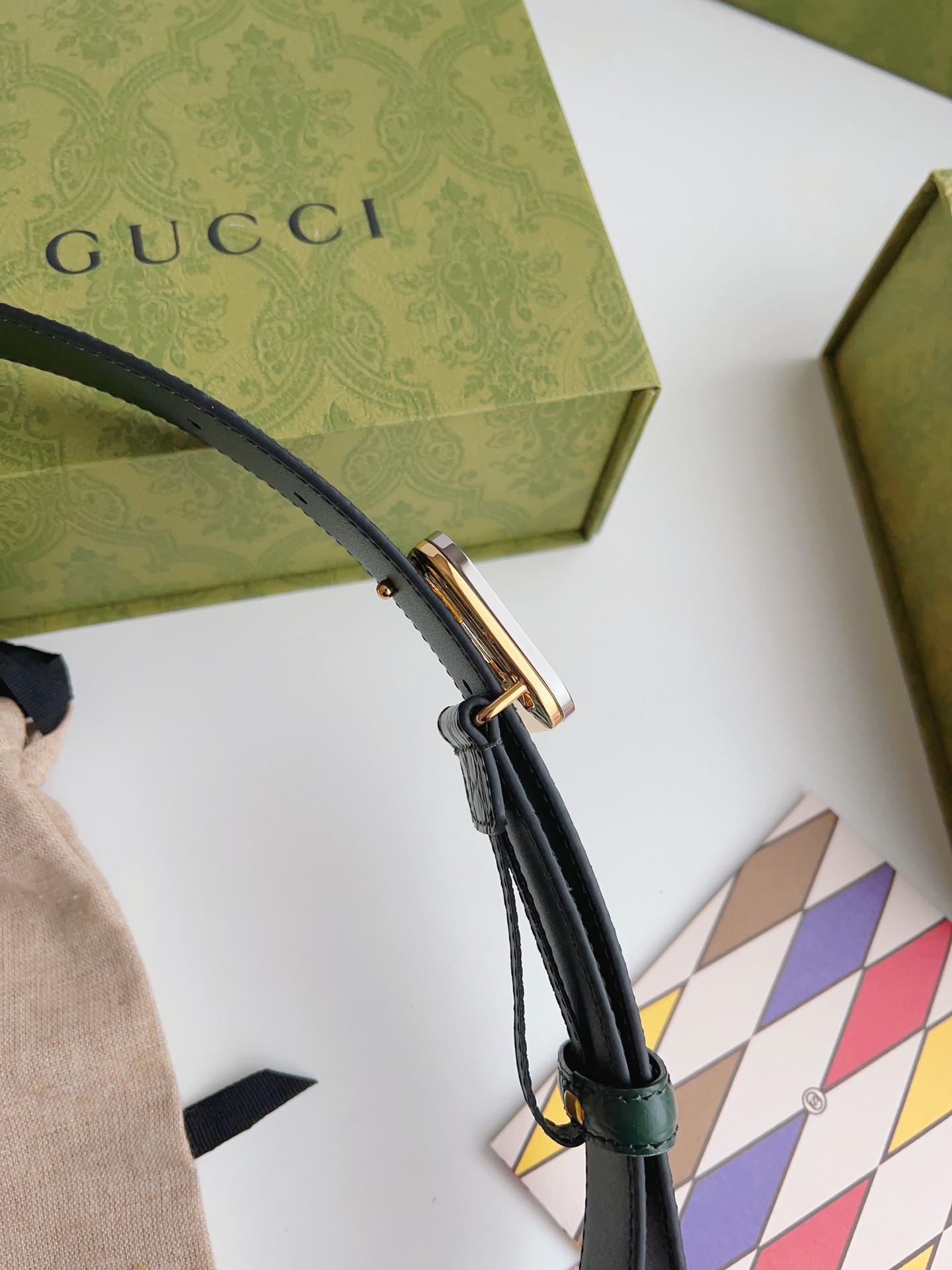 Gucci 新款Gucci腰带 丰富最新的集合与独特的设计元素 深绿色皮带是由正方形定义的互锁G扣