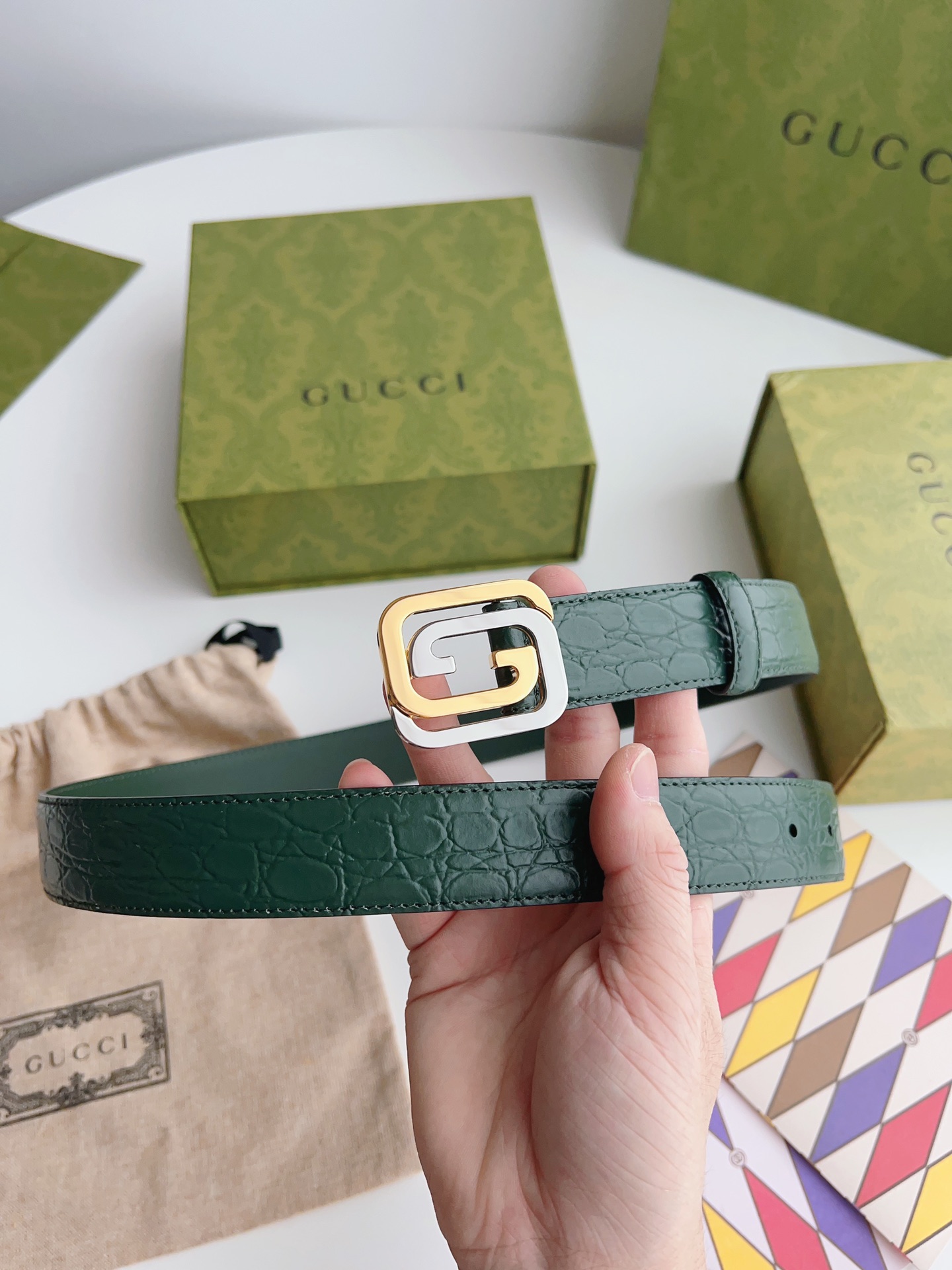 Gucci 新款Gucci腰带 丰富最新的集合与独特的设计元素 深绿色皮带是由正方形定义的互锁G扣