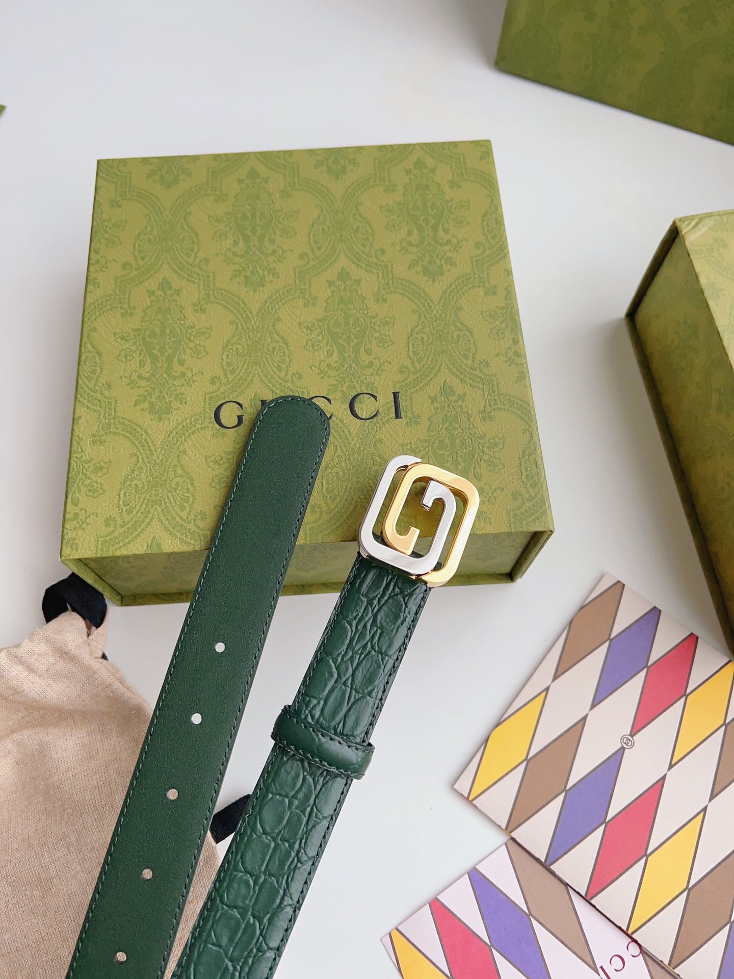 Gucci 新款Gucci腰带 丰富最新的集合与独特的设计元素 深绿色皮带是由正方形定义的互锁G扣