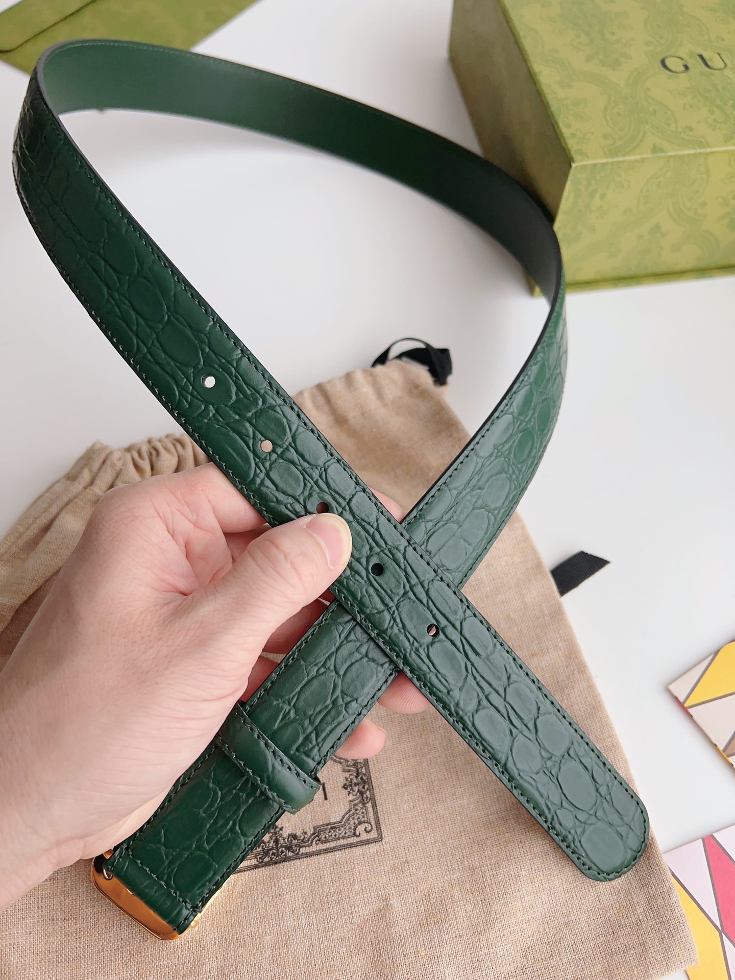 Gucci 新款Gucci腰带 丰富最新的集合与独特的设计元素 深绿色皮带是由正方形定义的互锁G扣