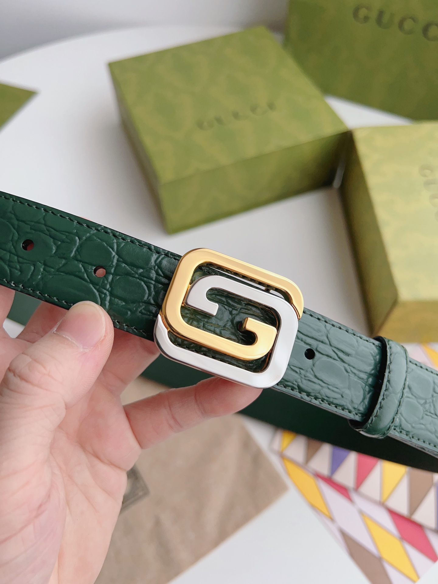 Gucci 新款Gucci腰带 丰富最新的集合与独特的设计元素 深绿色皮带是由正方形定义的互锁G扣