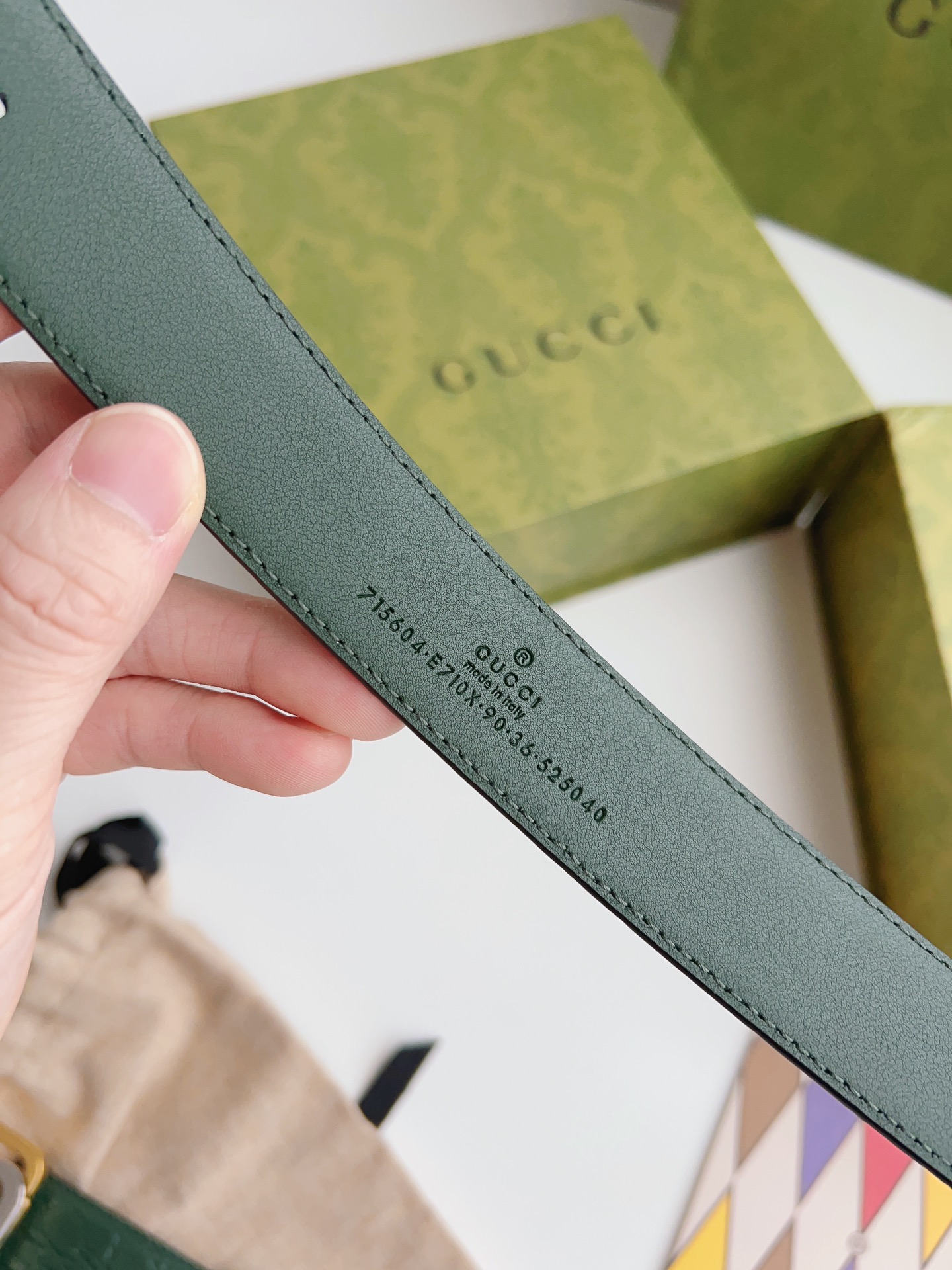 Gucci 新款Gucci腰带 丰富最新的集合与独特的设计元素 深绿色皮带是由正方形定义的互锁G扣