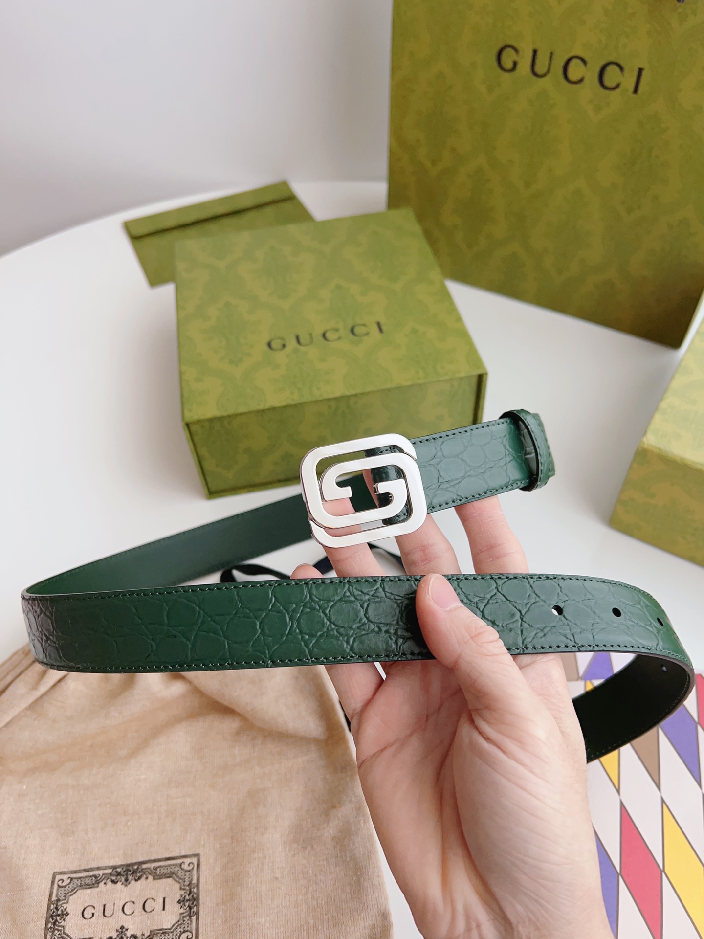 Gucci 新款Gucci腰带 丰富最新的集合与独特的设计元素 深绿色皮带是由正方形定义的互锁G扣