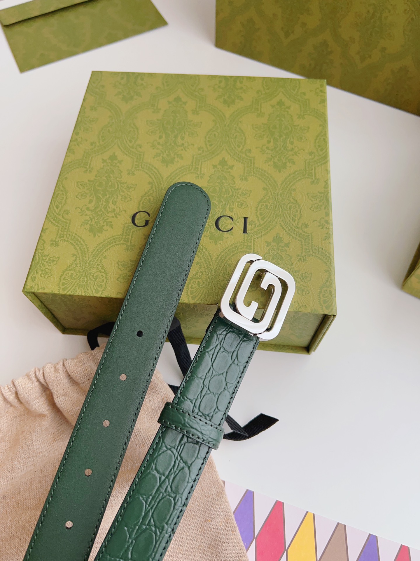 Gucci 新款Gucci腰带 丰富最新的集合与独特的设计元素 深绿色皮带是由正方形定义的互锁G扣