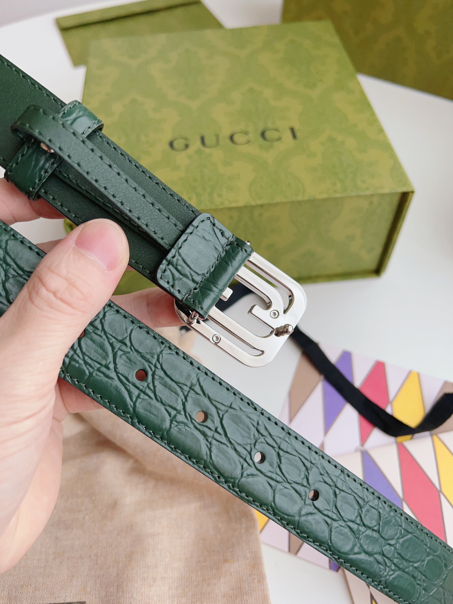 Gucci 新款Gucci腰带 丰富最新的集合与独特的设计元素 深绿色皮带是由正方形定义的互锁G扣