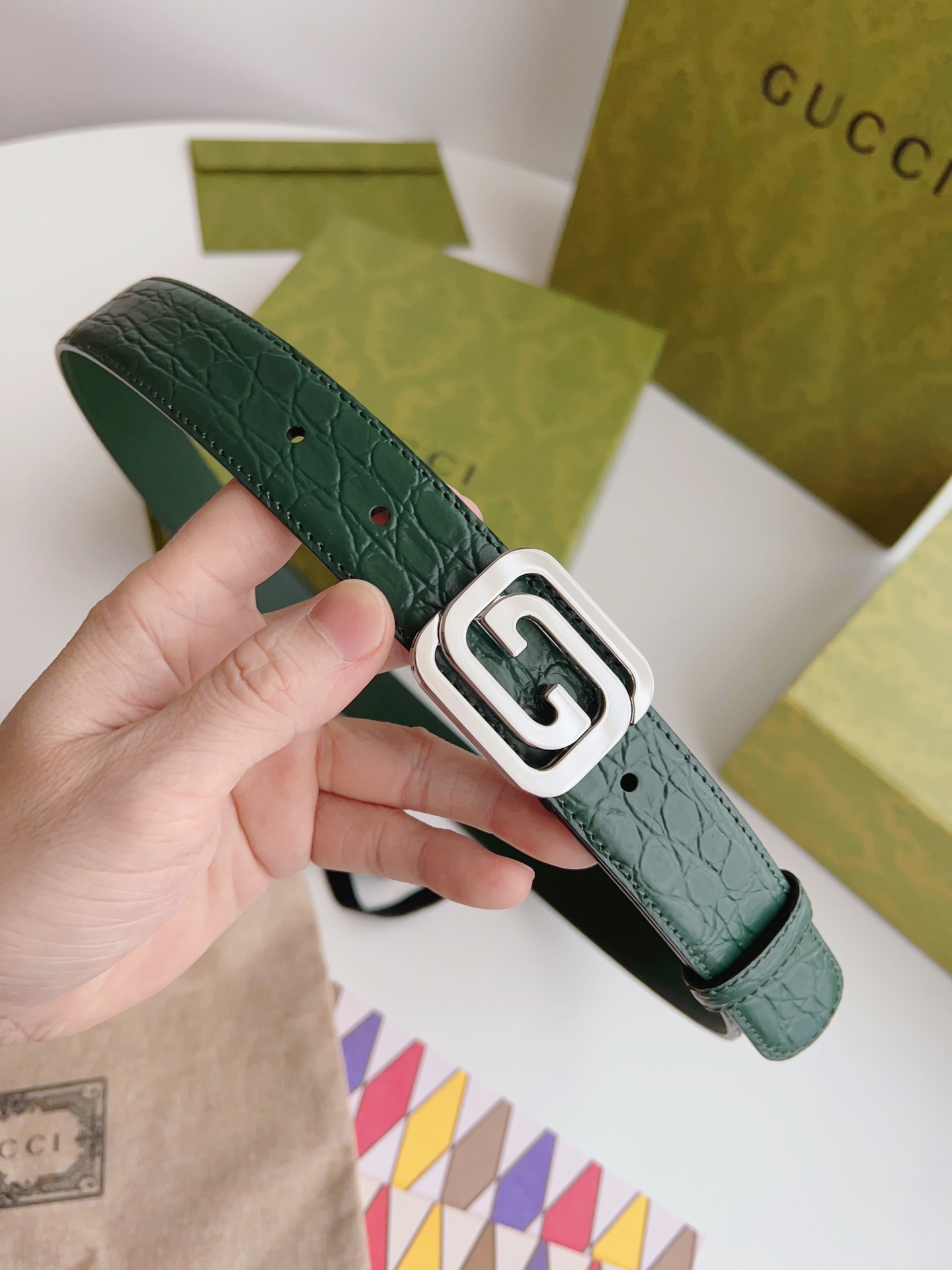 Gucci 新款Gucci腰带 丰富最新的集合与独特的设计元素 深绿色皮带是由正方形定义的互锁G扣