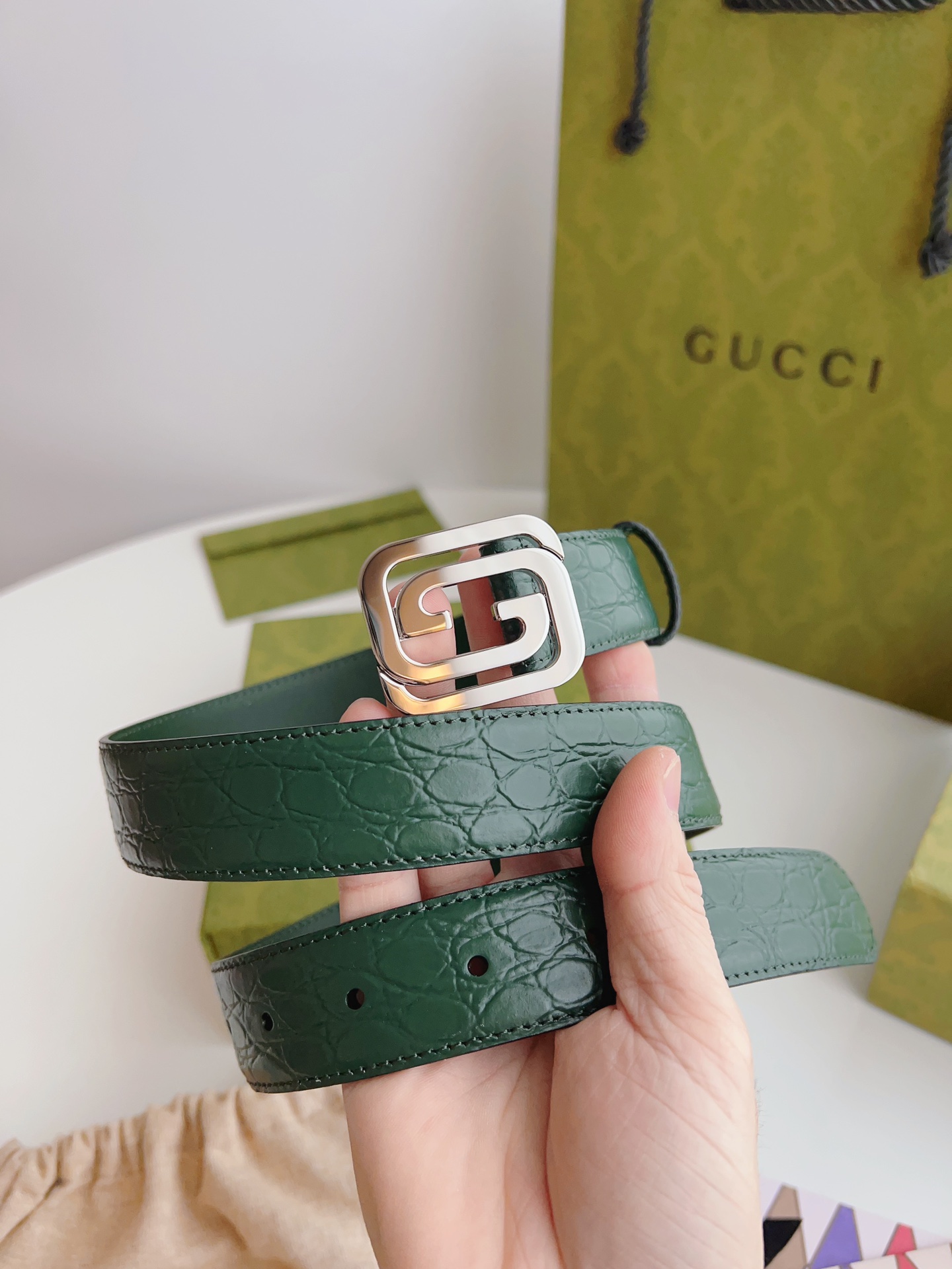 Gucci 新款Gucci腰带 丰富最新的集合与独特的设计元素 深绿色皮带是由正方形定义的互锁G扣