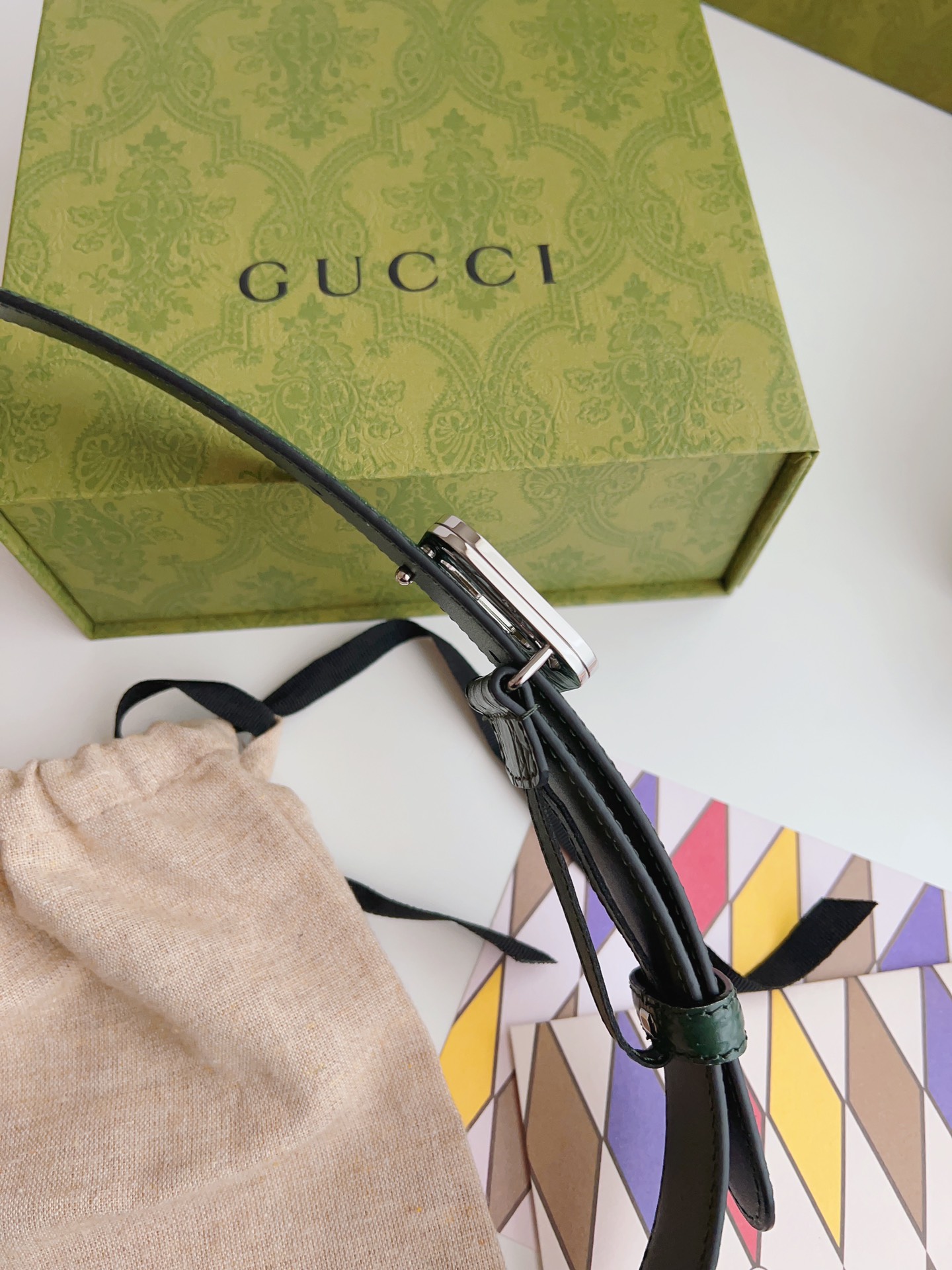 Gucci 新款Gucci腰带 丰富最新的集合与独特的设计元素 深绿色皮带是由正方形定义的互锁G扣