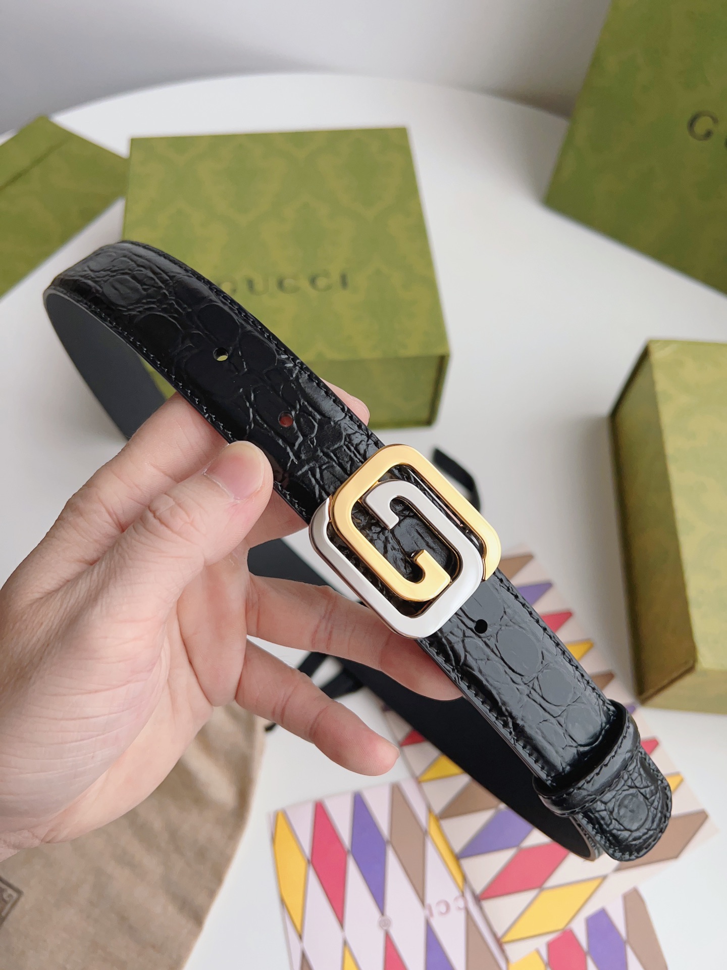 Gucci 新款Gucci腰带 丰富最新的集合与独特的设计元素 黑色色皮带是由正方形定义的互锁G扣