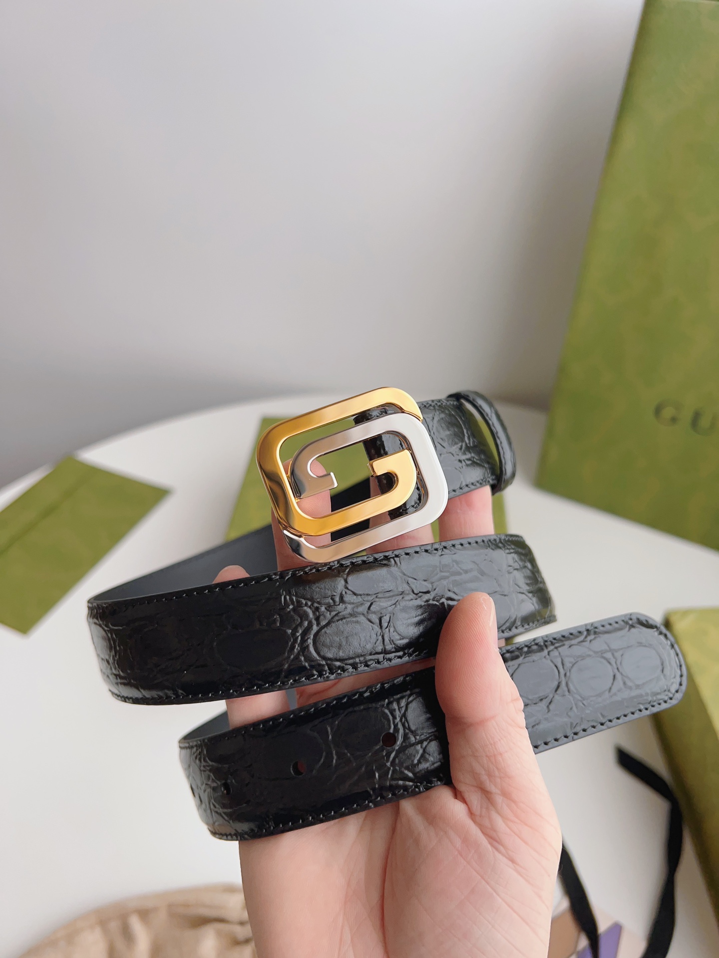Gucci 新款Gucci腰带 丰富最新的集合与独特的设计元素 黑色色皮带是由正方形定义的互锁G扣