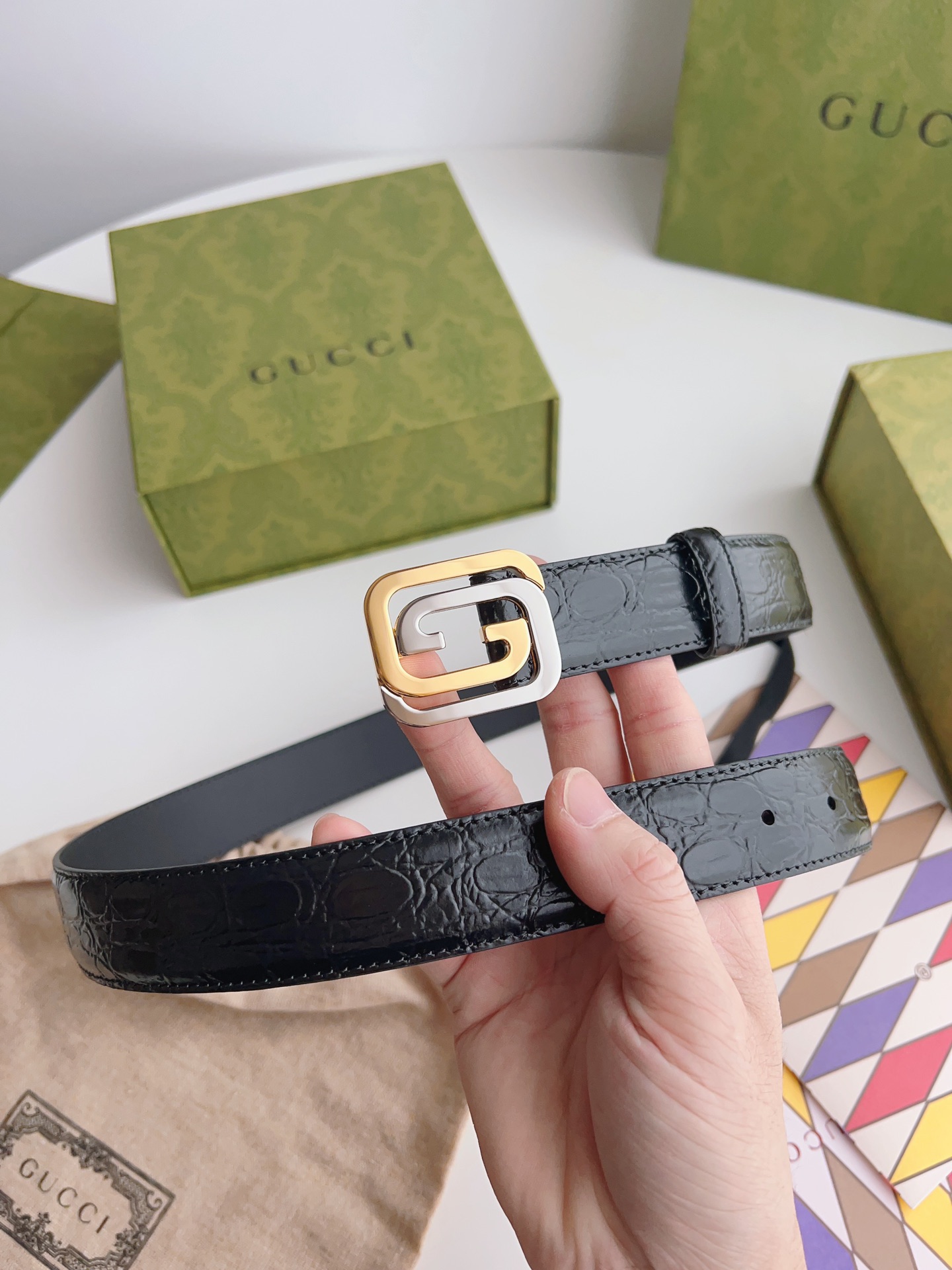 Gucci 新款Gucci腰带 丰富最新的集合与独特的设计元素 黑色色皮带是由正方形定义的互锁G扣