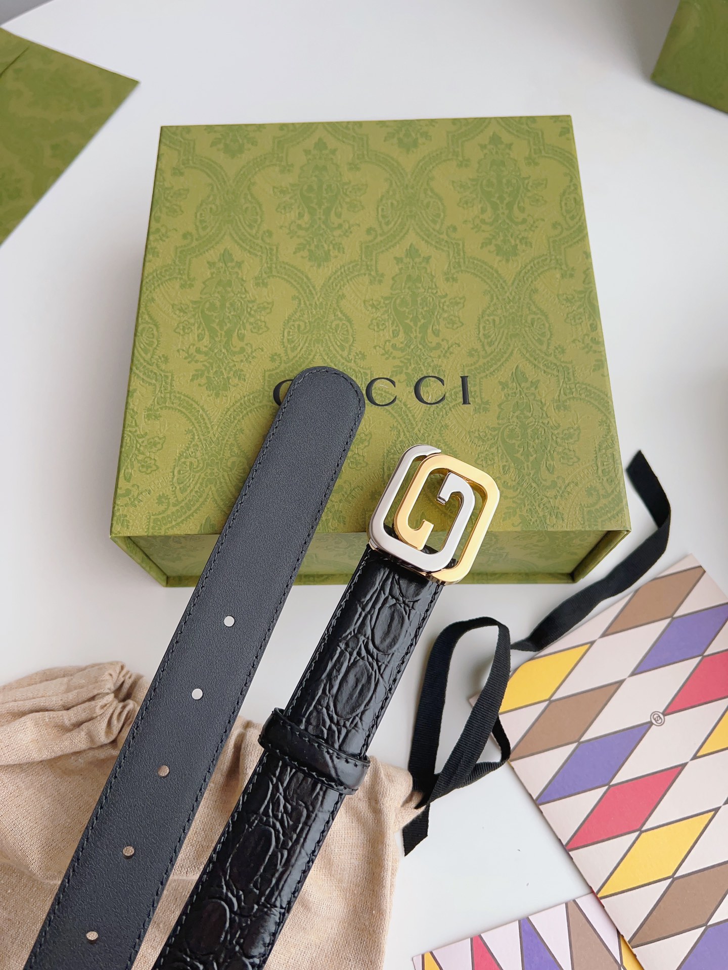 Gucci 新款Gucci腰带 丰富最新的集合与独特的设计元素 黑色色皮带是由正方形定义的互锁G扣