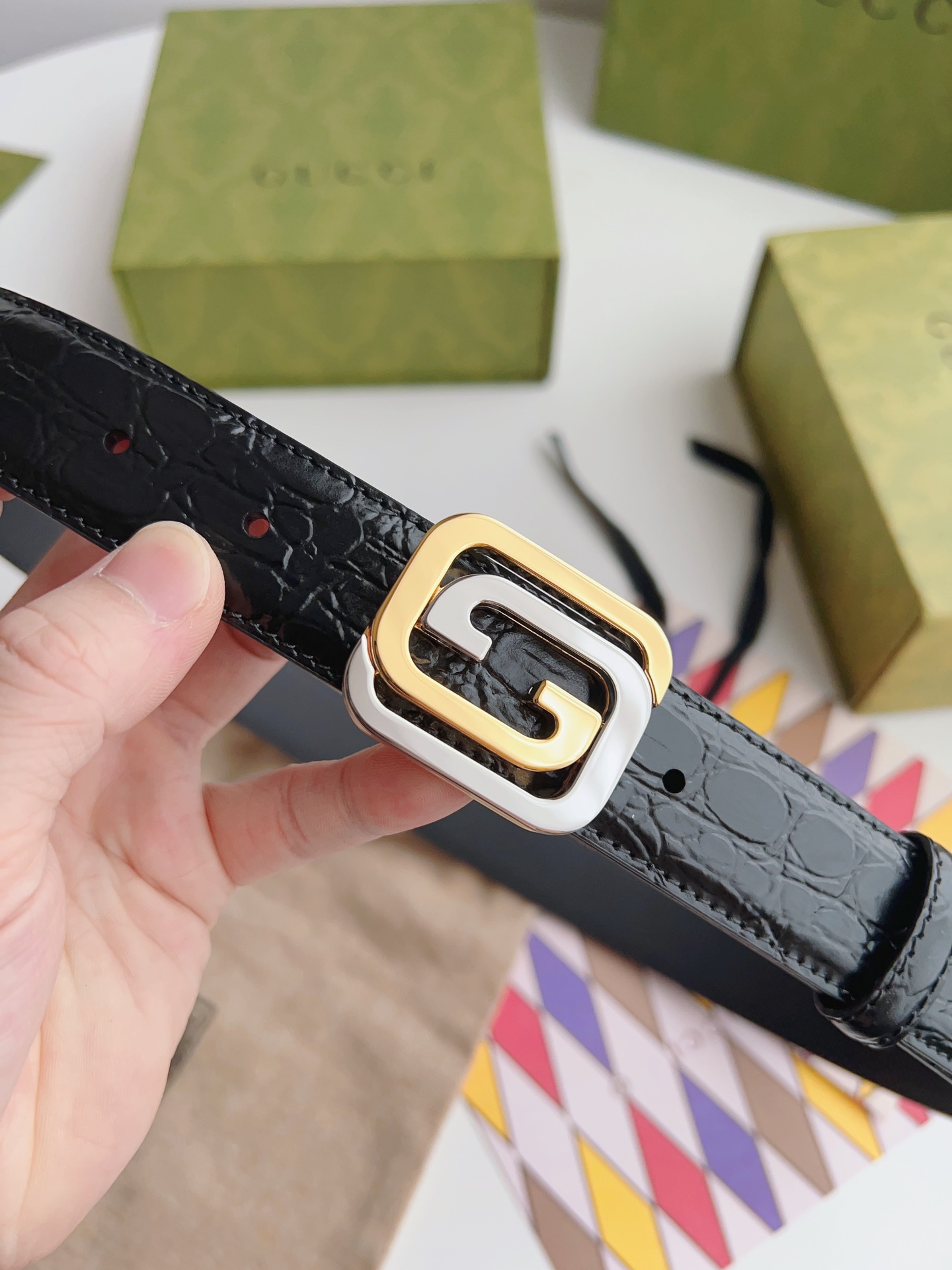 Gucci 新款Gucci腰带 丰富最新的集合与独特的设计元素 黑色色皮带是由正方形定义的互锁G扣