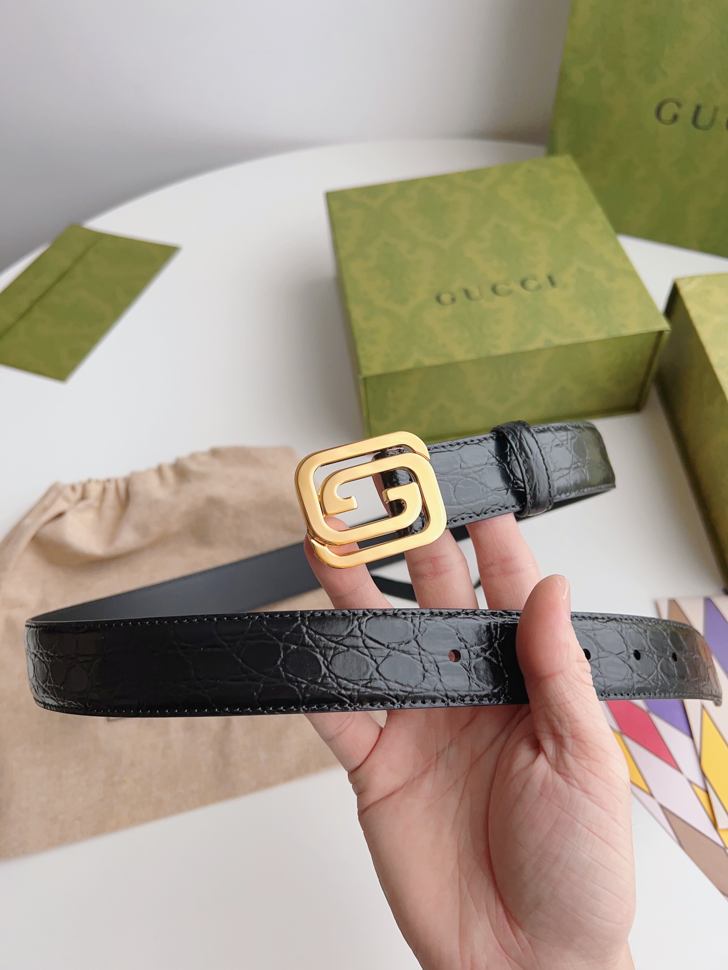 Gucci 新款Gucci腰带 丰富最新的集合与独特的设计元素 黑色色皮带是由正方形定义的互锁G扣