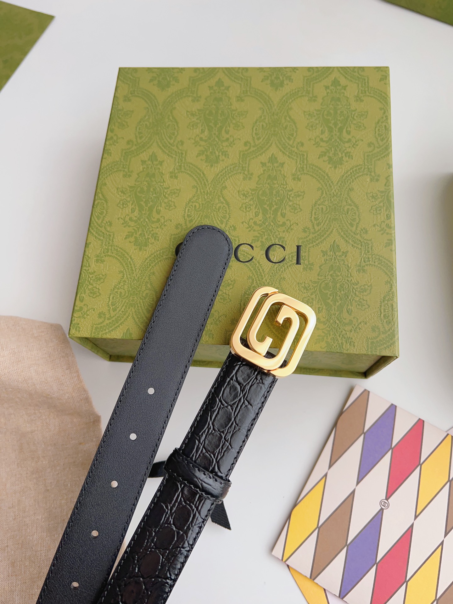Gucci 新款Gucci腰带 丰富最新的集合与独特的设计元素 黑色色皮带是由正方形定义的互锁G扣