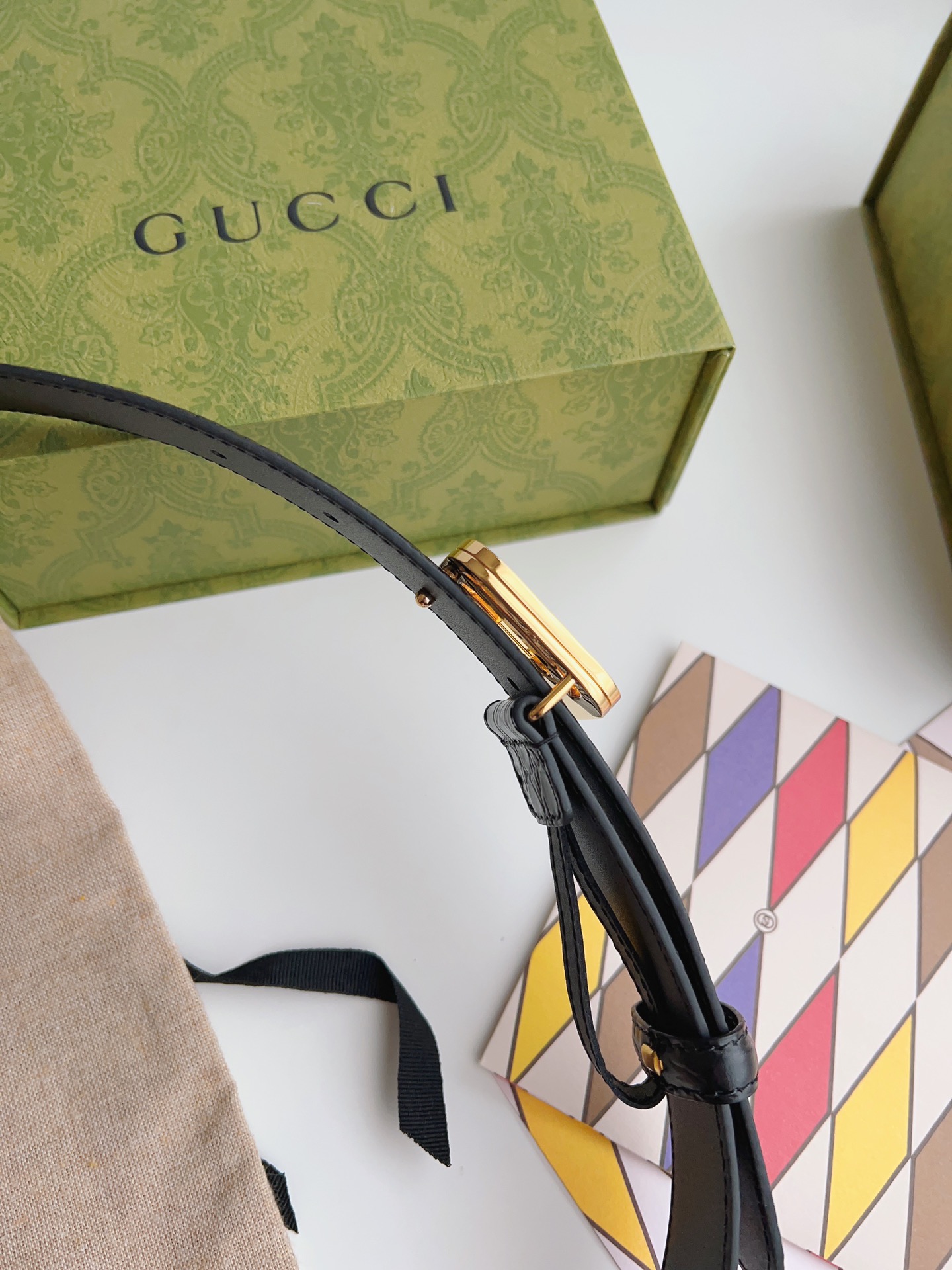 Gucci 新款Gucci腰带 丰富最新的集合与独特的设计元素 黑色色皮带是由正方形定义的互锁G扣