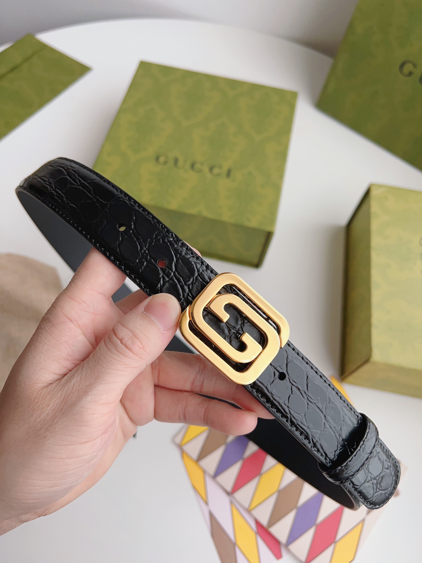 Gucci 新款Gucci腰带 丰富最新的集合与独特的设计元素 黑色色皮带是由正方形定义的互锁G扣