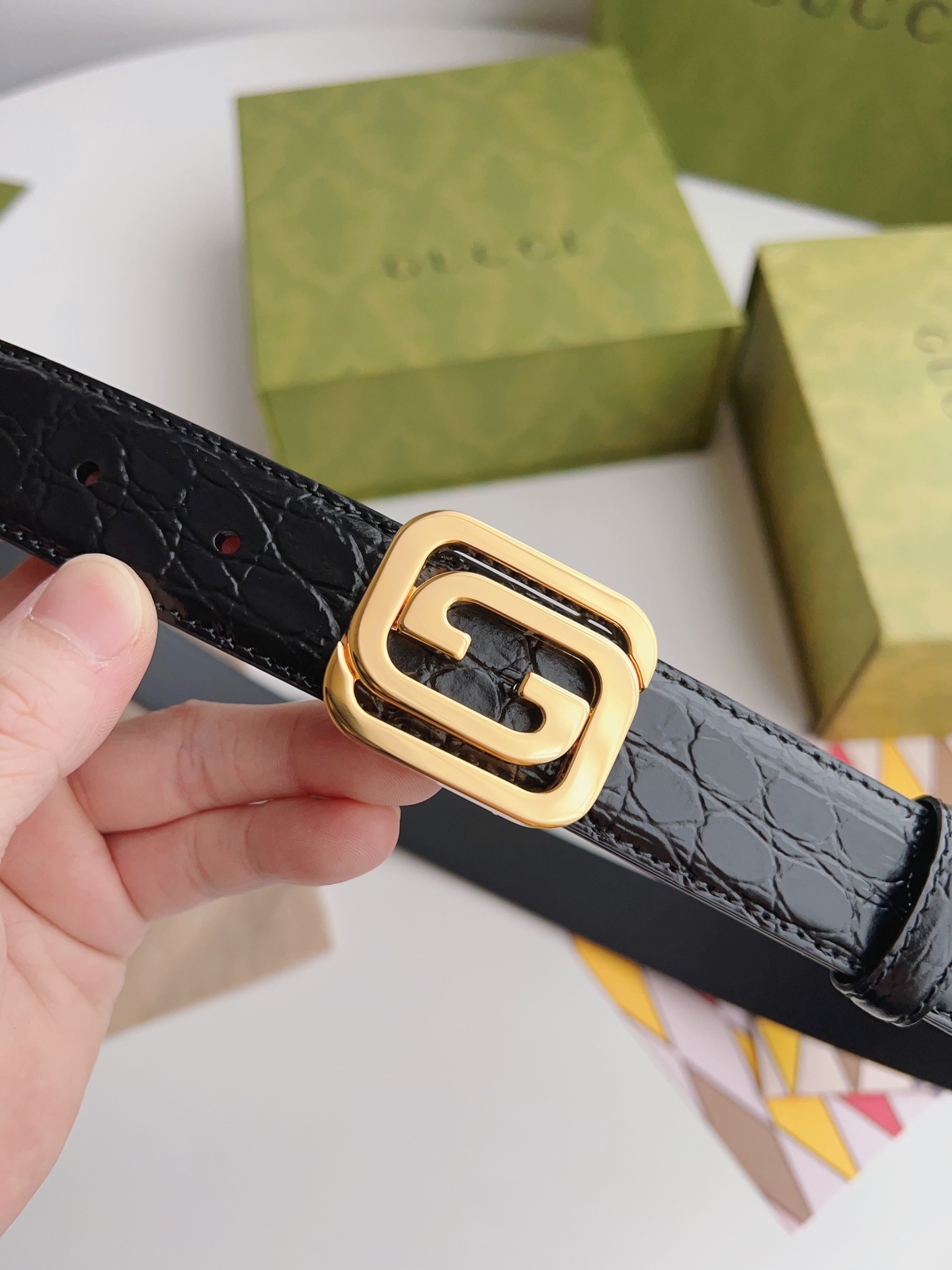 Gucci 新款Gucci腰带 丰富最新的集合与独特的设计元素 黑色色皮带是由正方形定义的互锁G扣