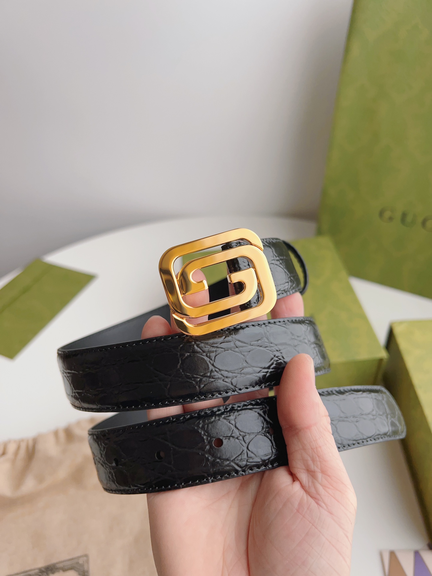 Gucci 新款Gucci腰带 丰富最新的集合与独特的设计元素 黑色色皮带是由正方形定义的互锁G扣