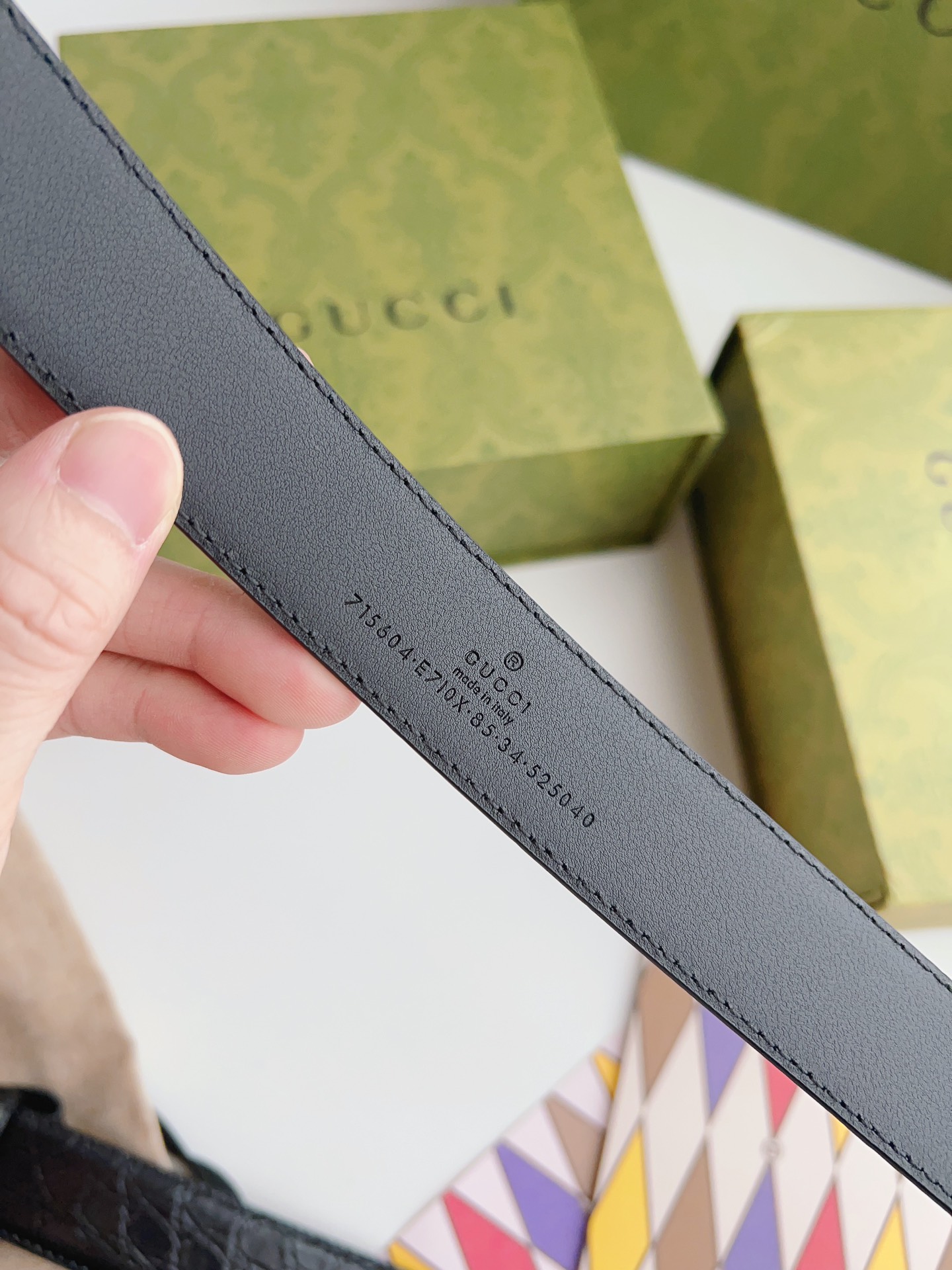 Gucci 新款Gucci腰带 丰富最新的集合与独特的设计元素 黑色色皮带是由正方形定义的互锁G扣