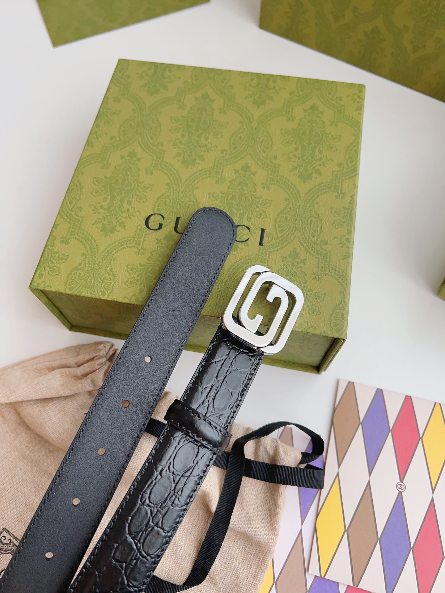 Gucci 新款Gucci腰带 丰富最新的集合与独特的设计元素 黑色色皮带是由正方形定义的互锁G扣