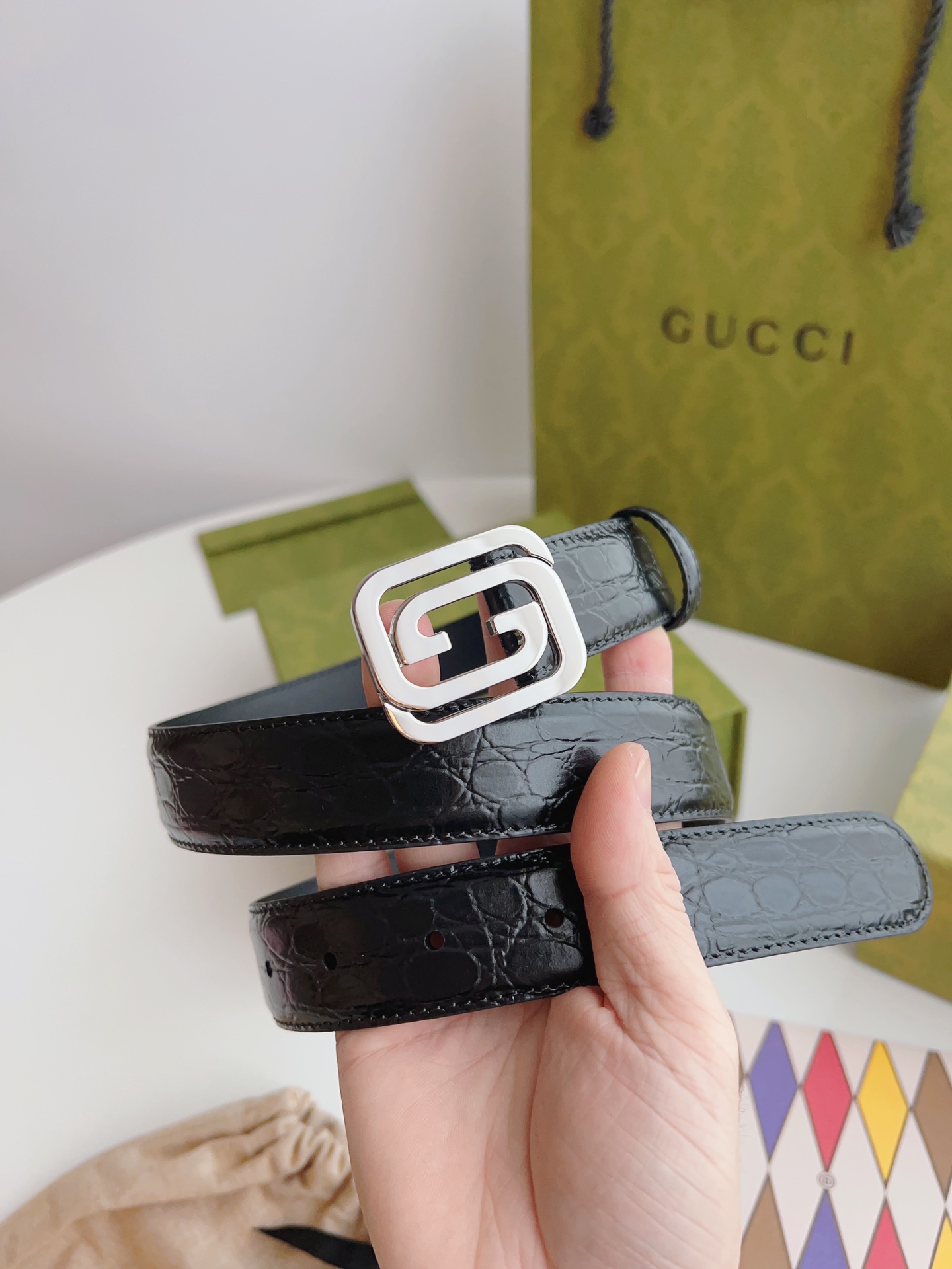 Gucci 新款Gucci腰带 丰富最新的集合与独特的设计元素 黑色色皮带是由正方形定义的互锁G扣