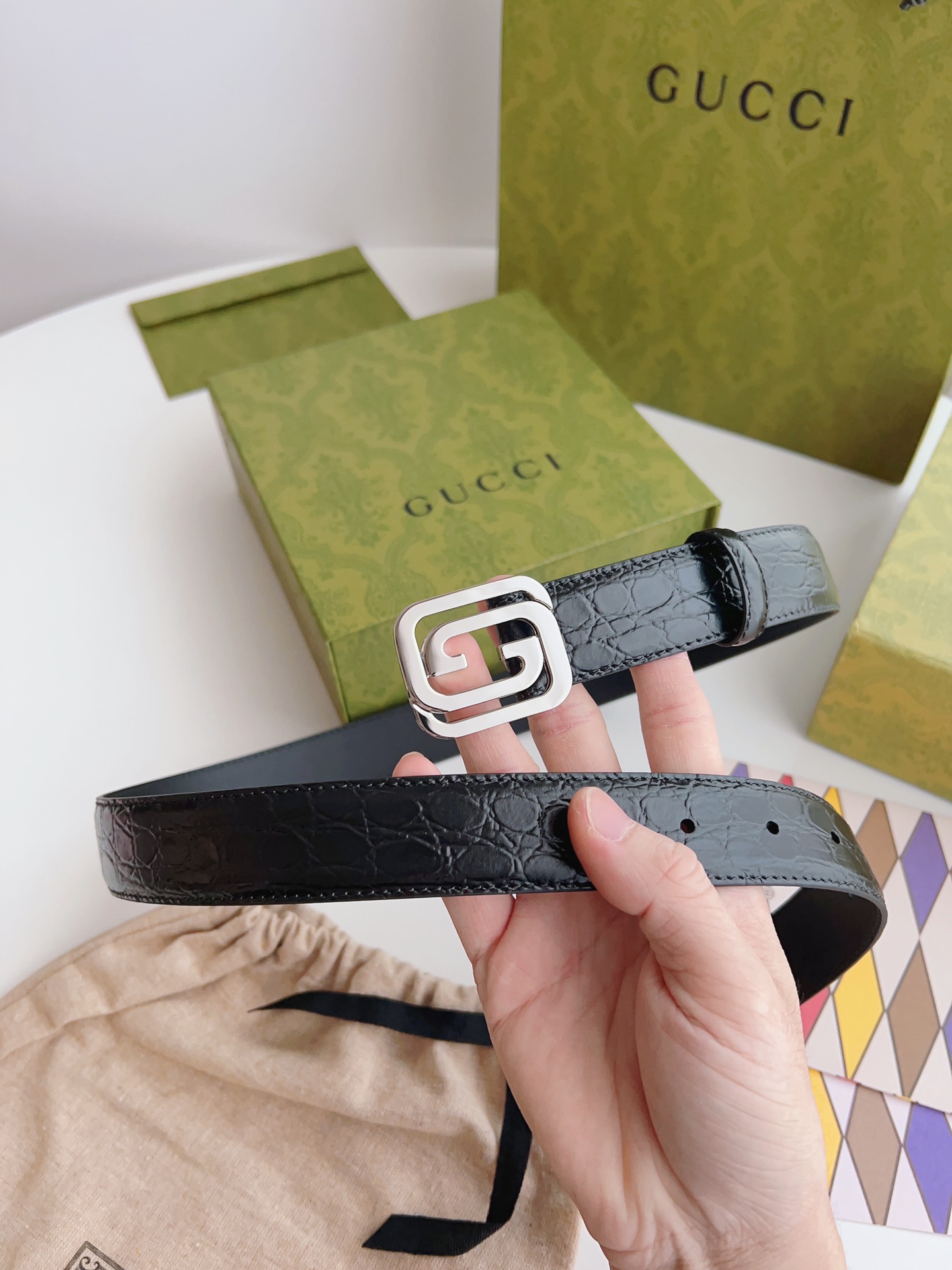Gucci 新款Gucci腰带 丰富最新的集合与独特的设计元素 黑色色皮带是由正方形定义的互锁G扣