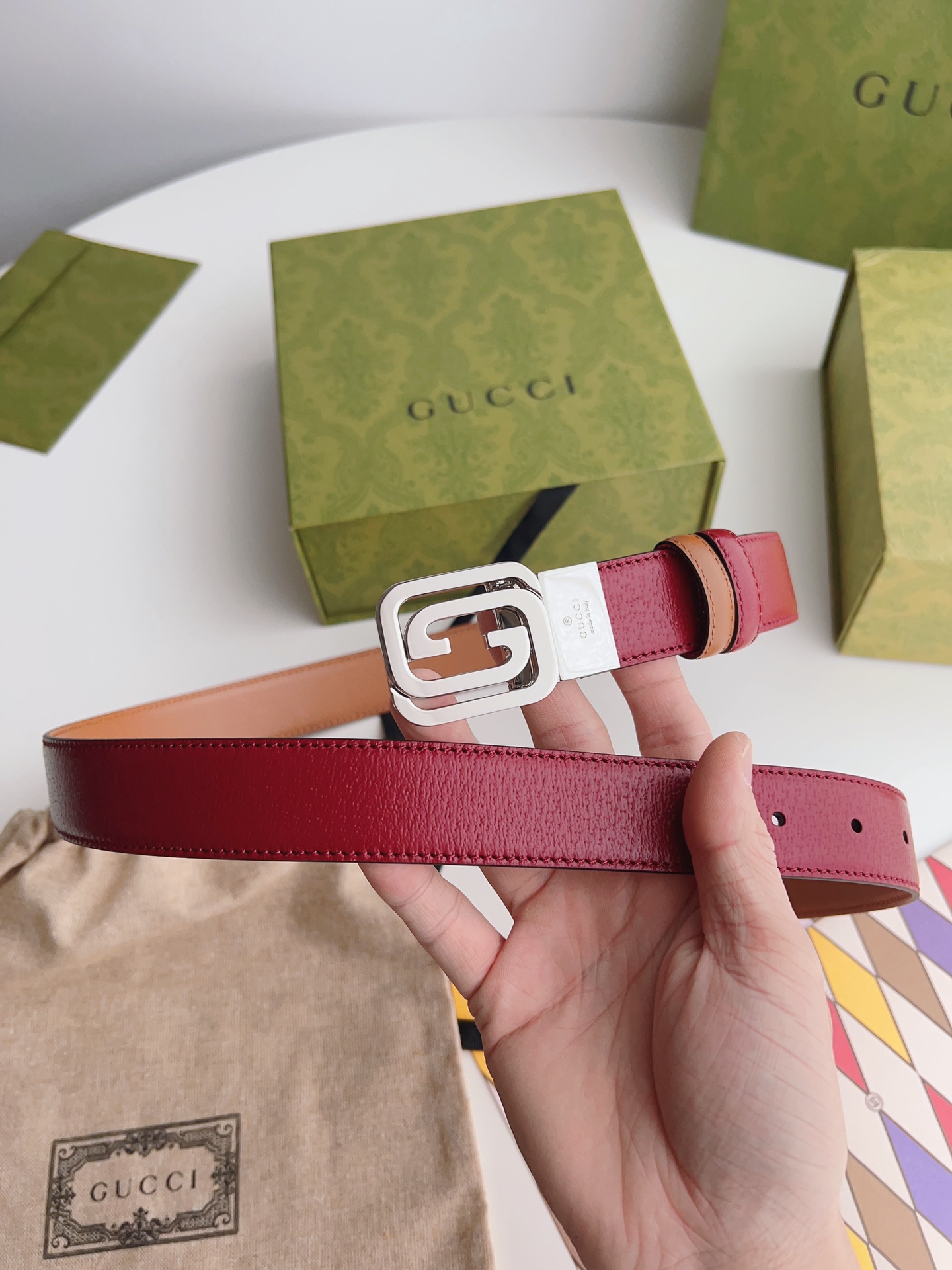 Gucci 新款Gucci腰带 丰富最新的集合与独特的设计元素 深红色与棕色皮带是由正方形定义的互锁G扣