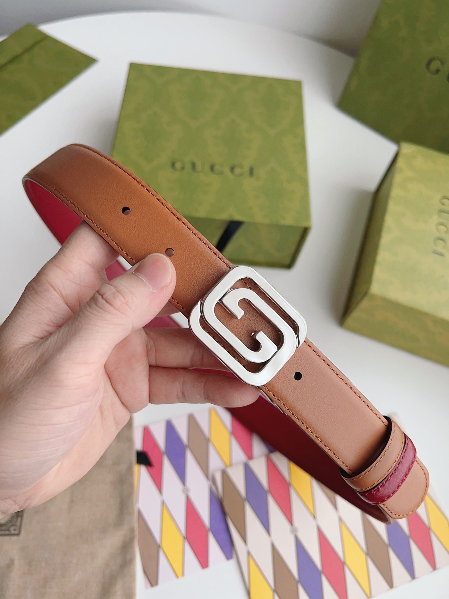 Gucci 新款Gucci腰带 丰富最新的集合与独特的设计元素 深红色与棕色皮带是由正方形定义的互锁G扣