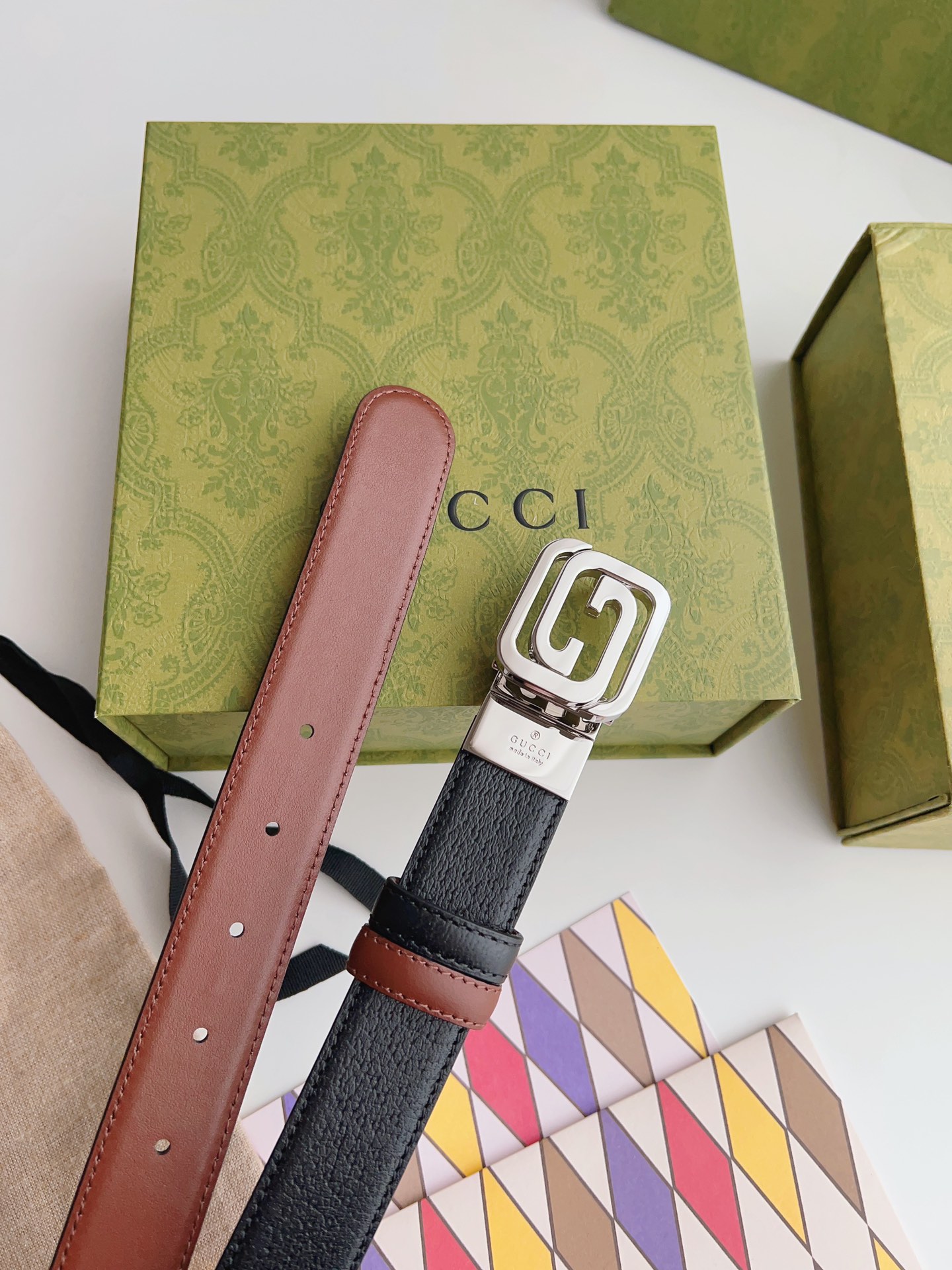 Gucci 新款Gucci腰带 丰富最新的集合与独特的设计元素 黑色与棕色皮带是由正方形定义的互锁G扣